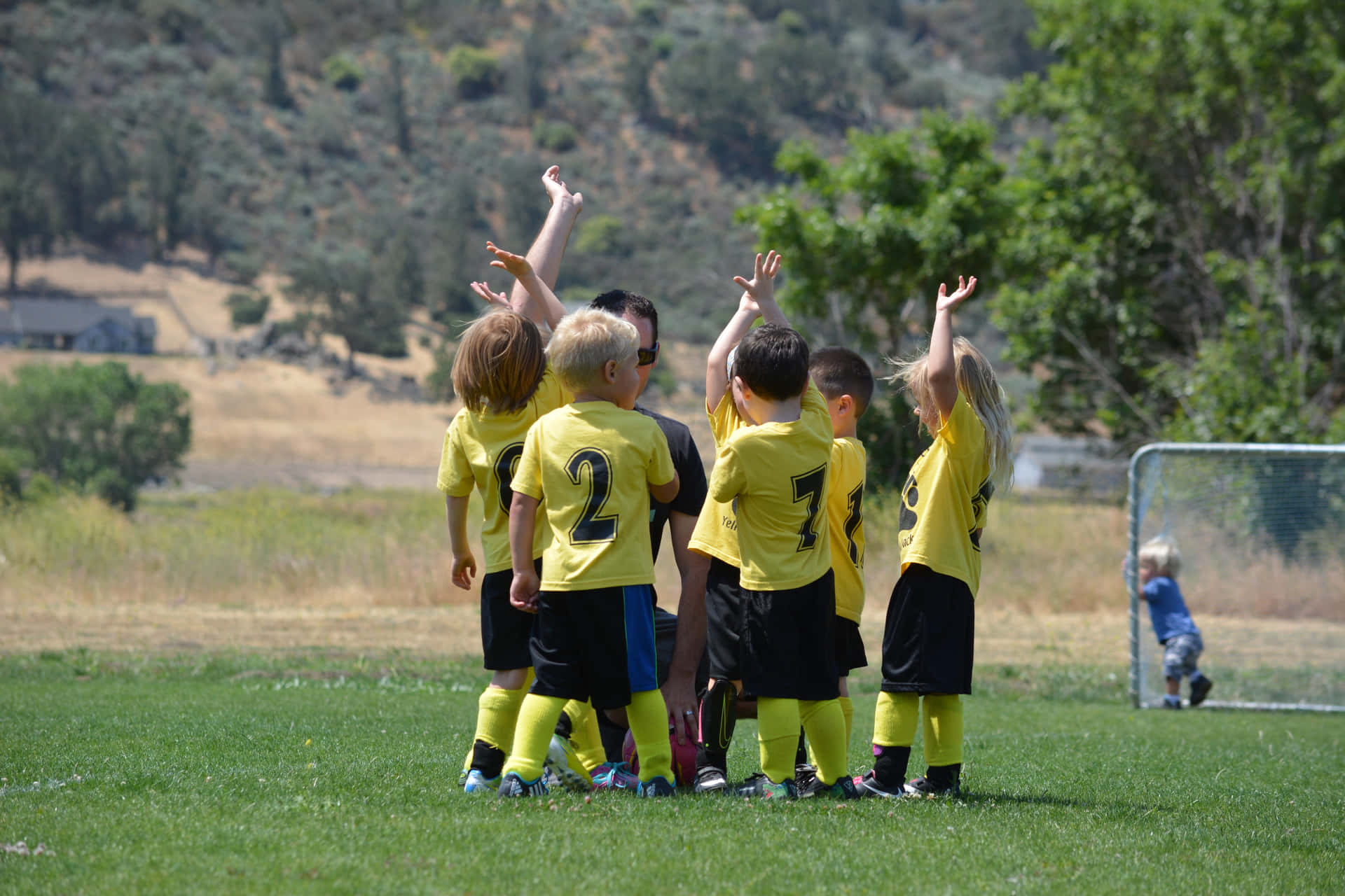 Einegruppe Von Kindern Spielt Fußball.