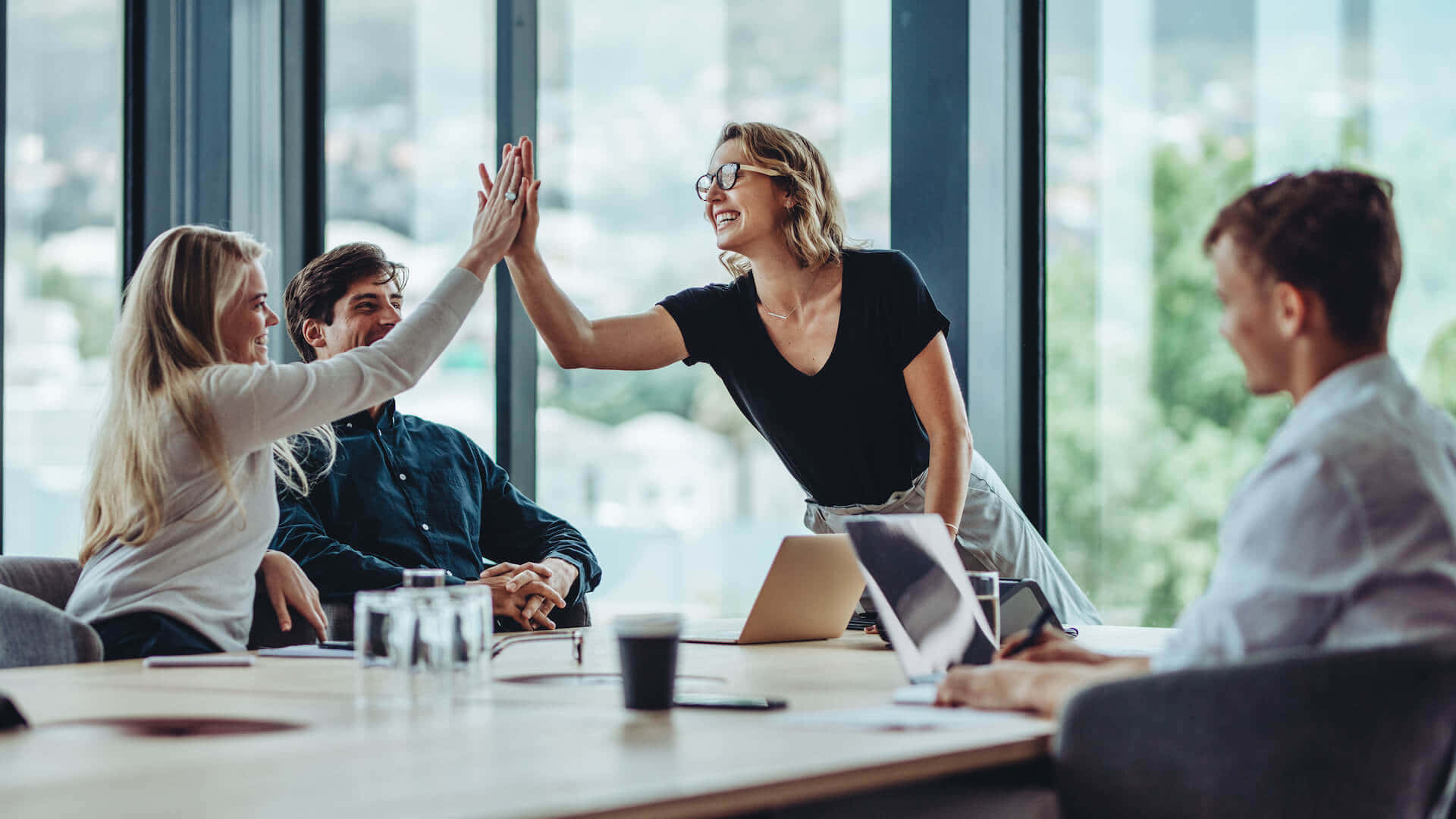 Célébration D'équipe Au Travail Fond d'écran