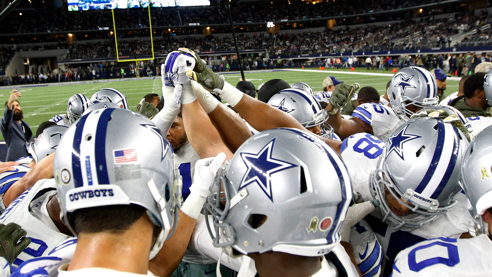 Download Team Huddle Of Awesome Dallas Cowboys Wallpaper