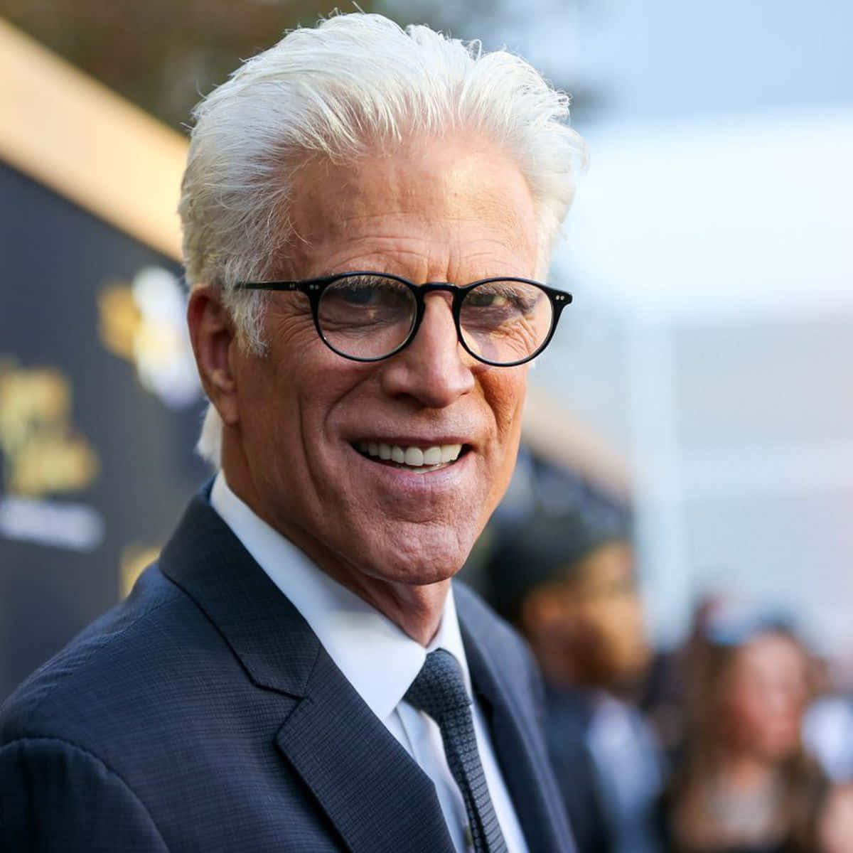 Hayque Amar A La Legendaria Estrella De Televisión Ted Danson. Fondo de pantalla