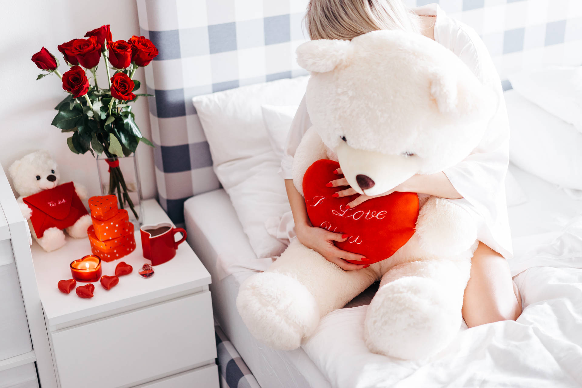 Teddybärim Bett, Romantische Liebesblumen Wallpaper