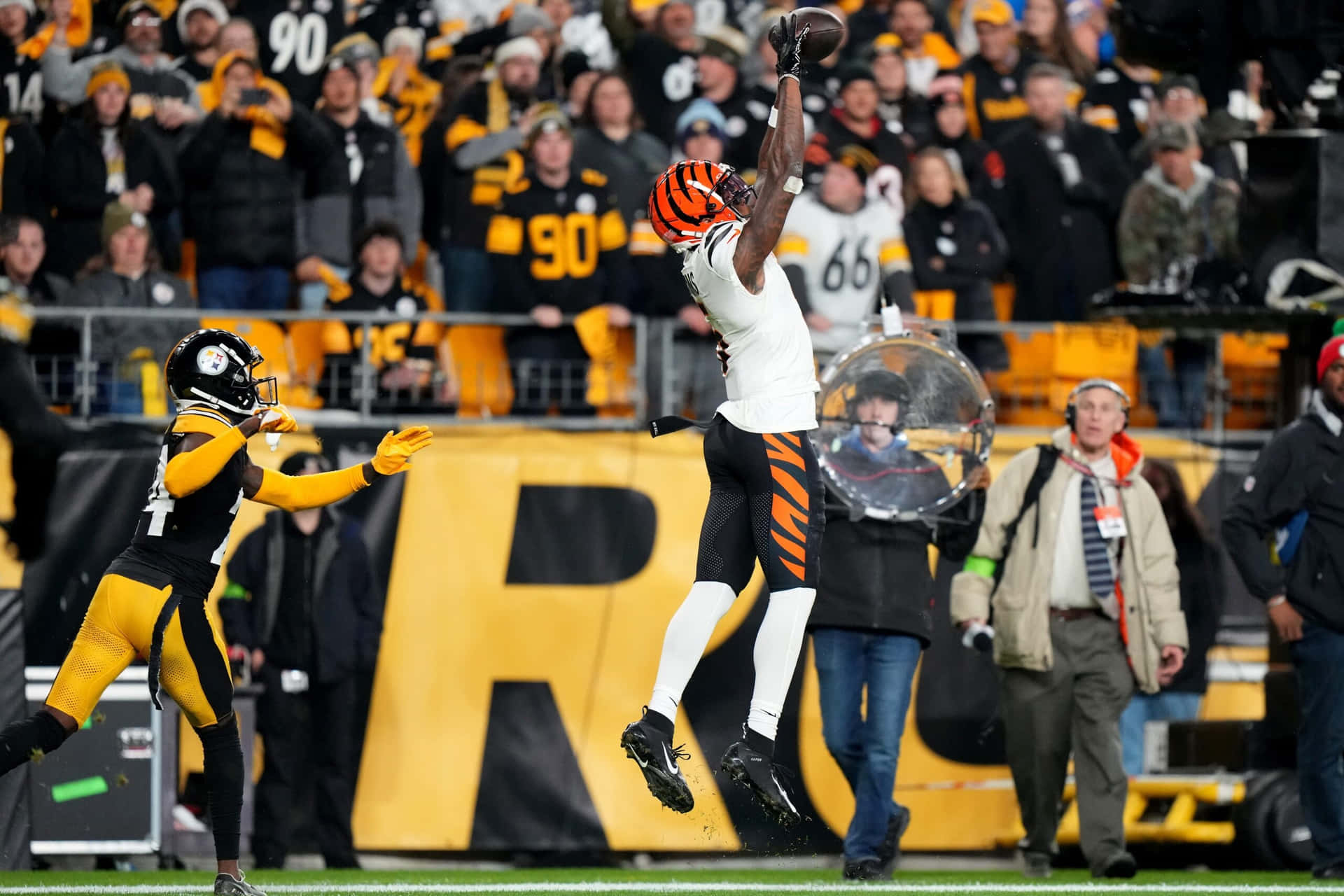 Tee Higgins Making A Catch Against Steelers Wallpaper