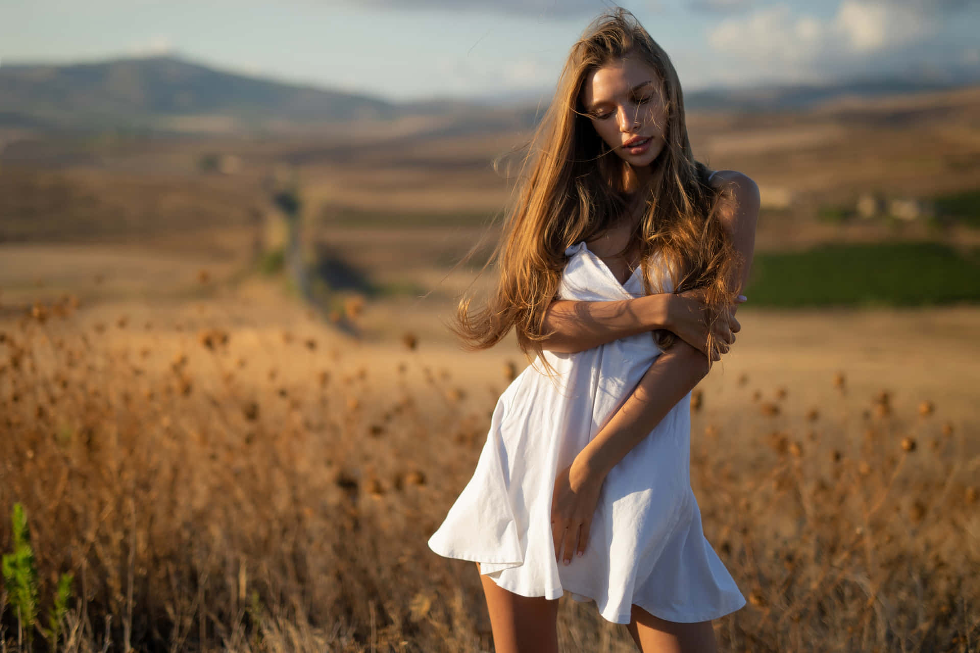 Jugendlichesmädchen Model Im Weißen Kleid Wallpaper