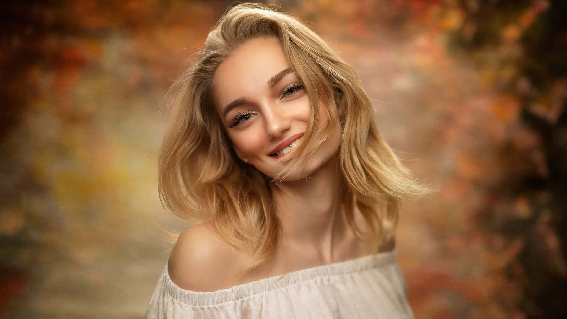 Blonde Teen Pige Smilende Billede Tapet