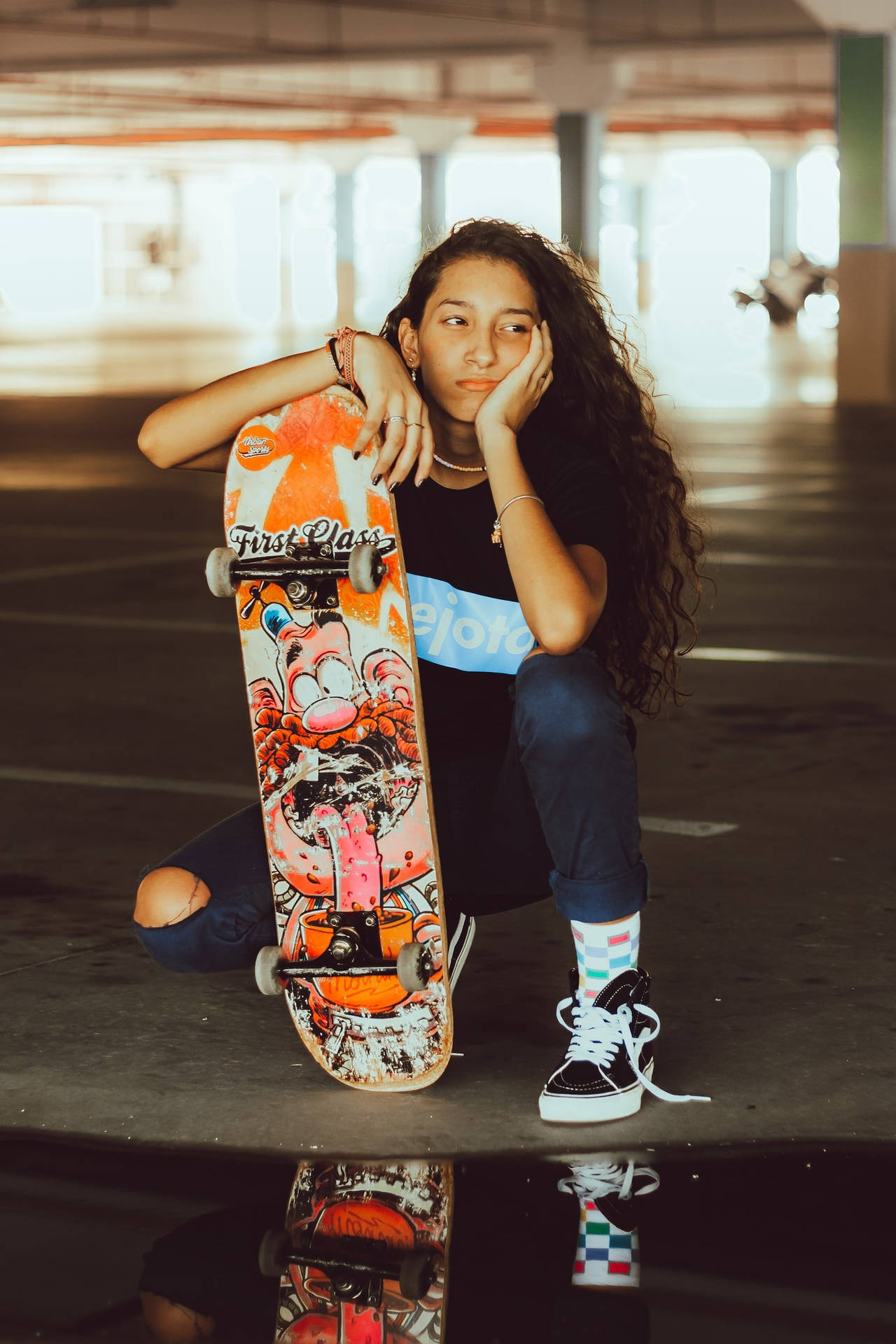 Jugendlichesmädchen Und Ihr Cooles Skateboard Wallpaper