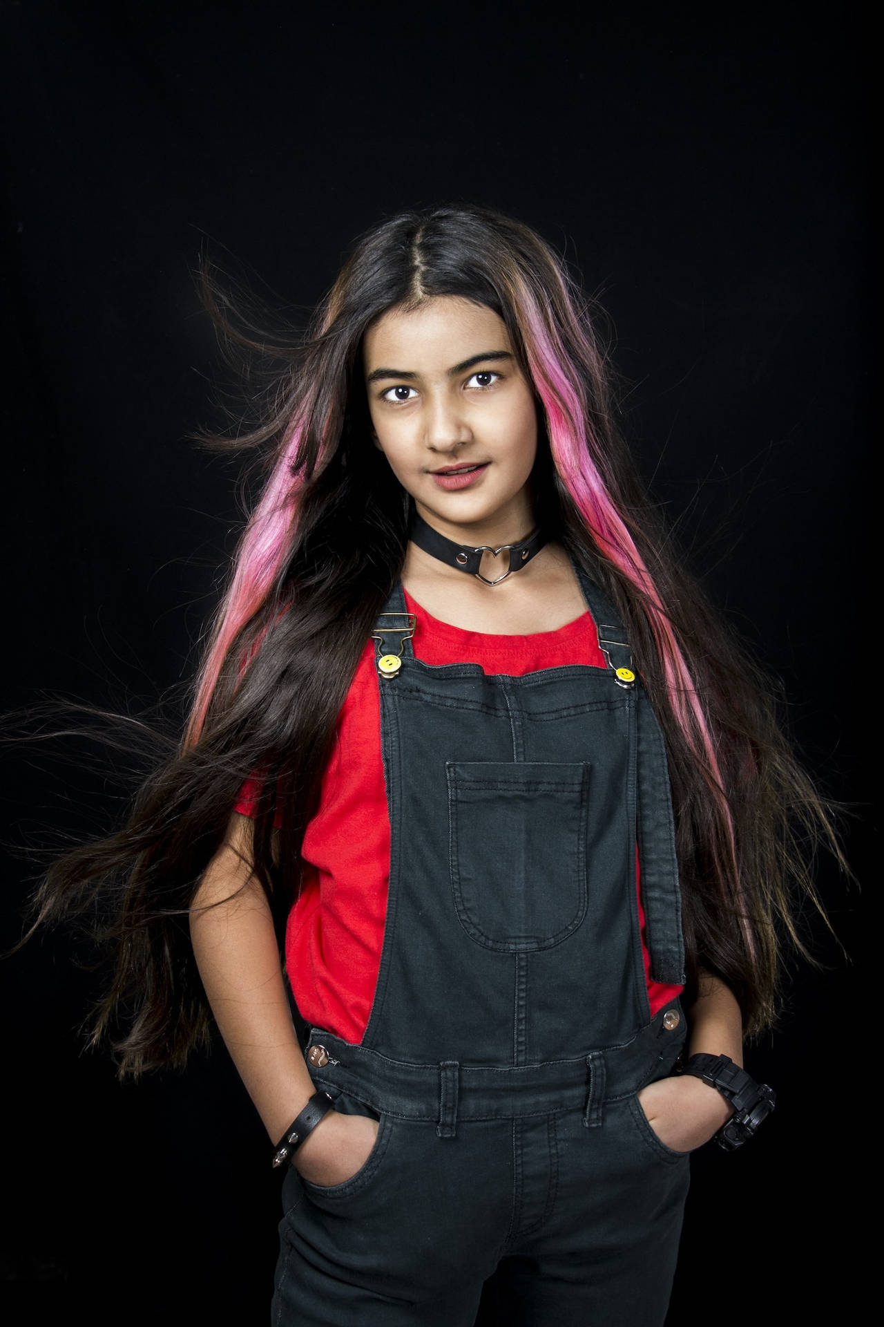 Teenagemädchen Mit Pinken Strähnen Im Haar Und Einem Pullover. Wallpaper