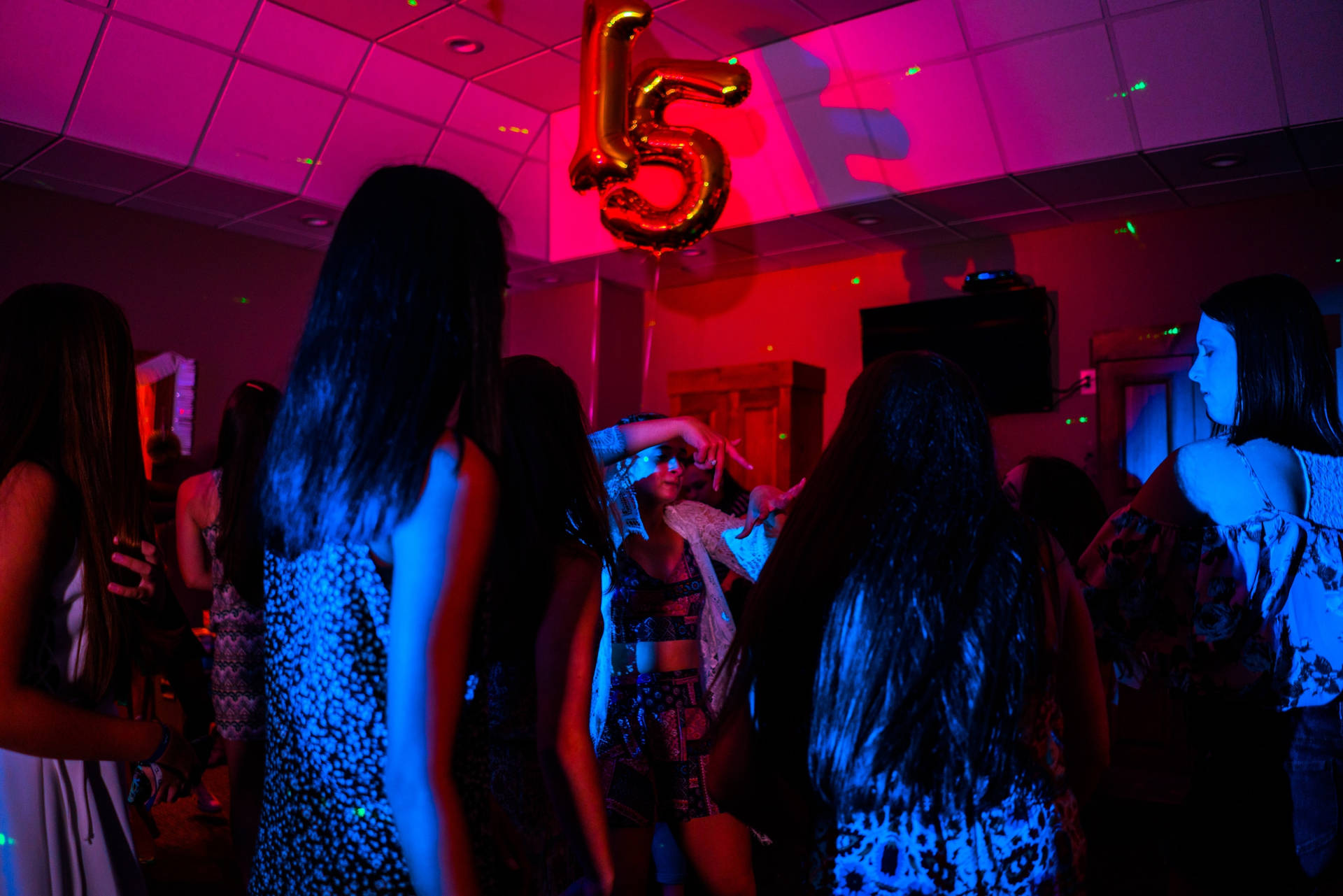 Teenage Girls In A Birthday Party Wallpaper