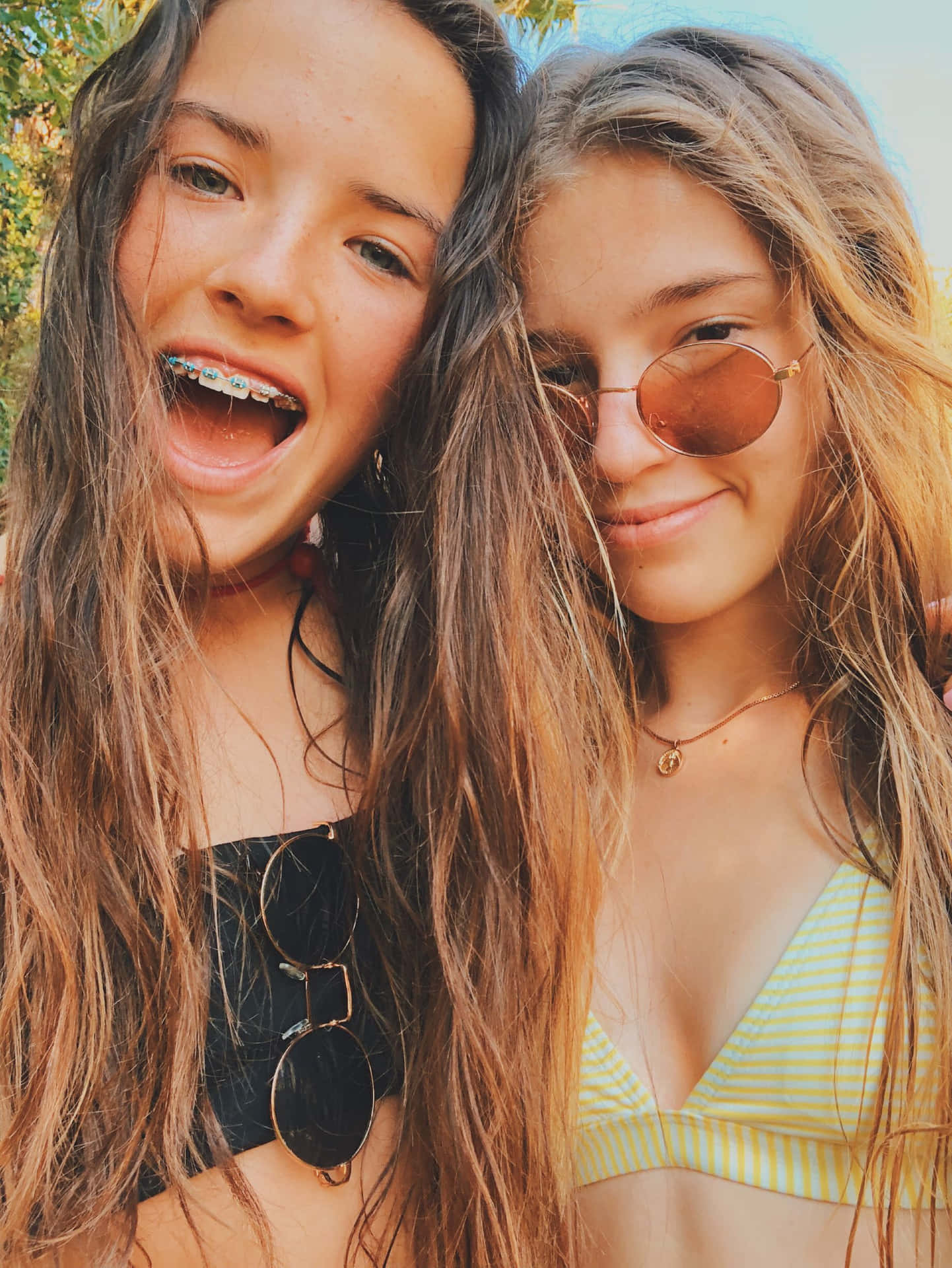 Billeder af teenagepiger med solbriller og brunt hår.