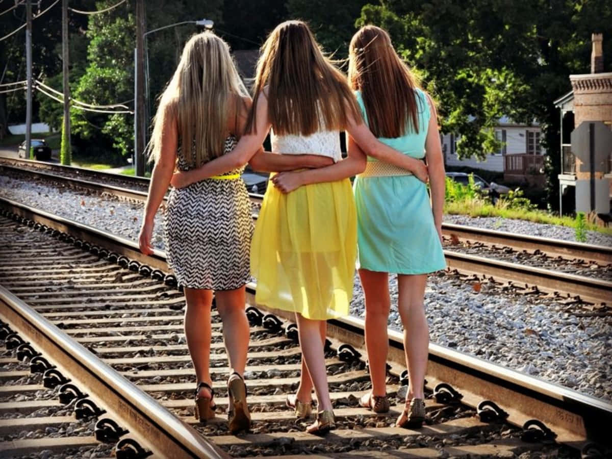 Imágenesde Chicas Adolescentes Caminando Por La Vía Del Tren.