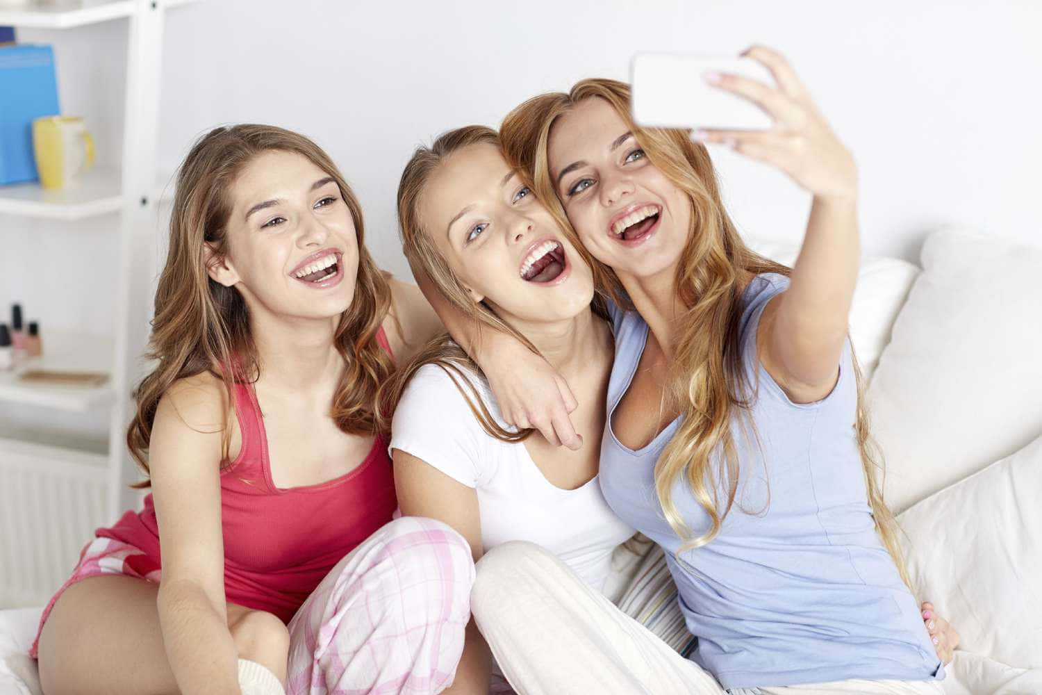 Tresimágenes De Adolescentes Sacándose Selfies.