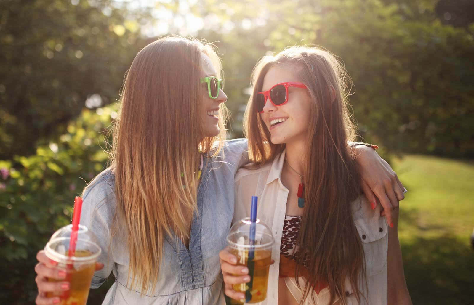 Teenage Pigers Billeder Holder Drikkevarer Med Solbriller