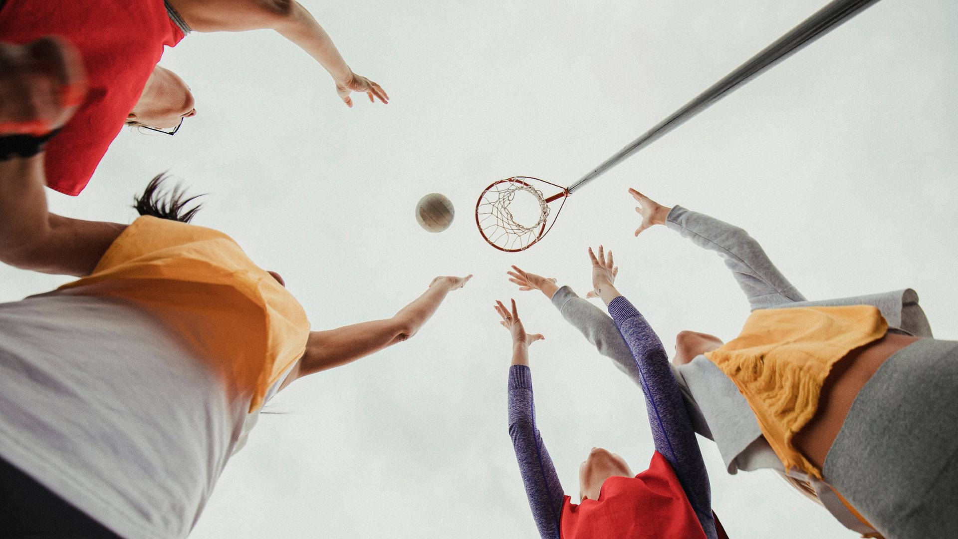 Garotasadolescentes Jogando Netball Esperando Pegar A Bola. Papel de Parede