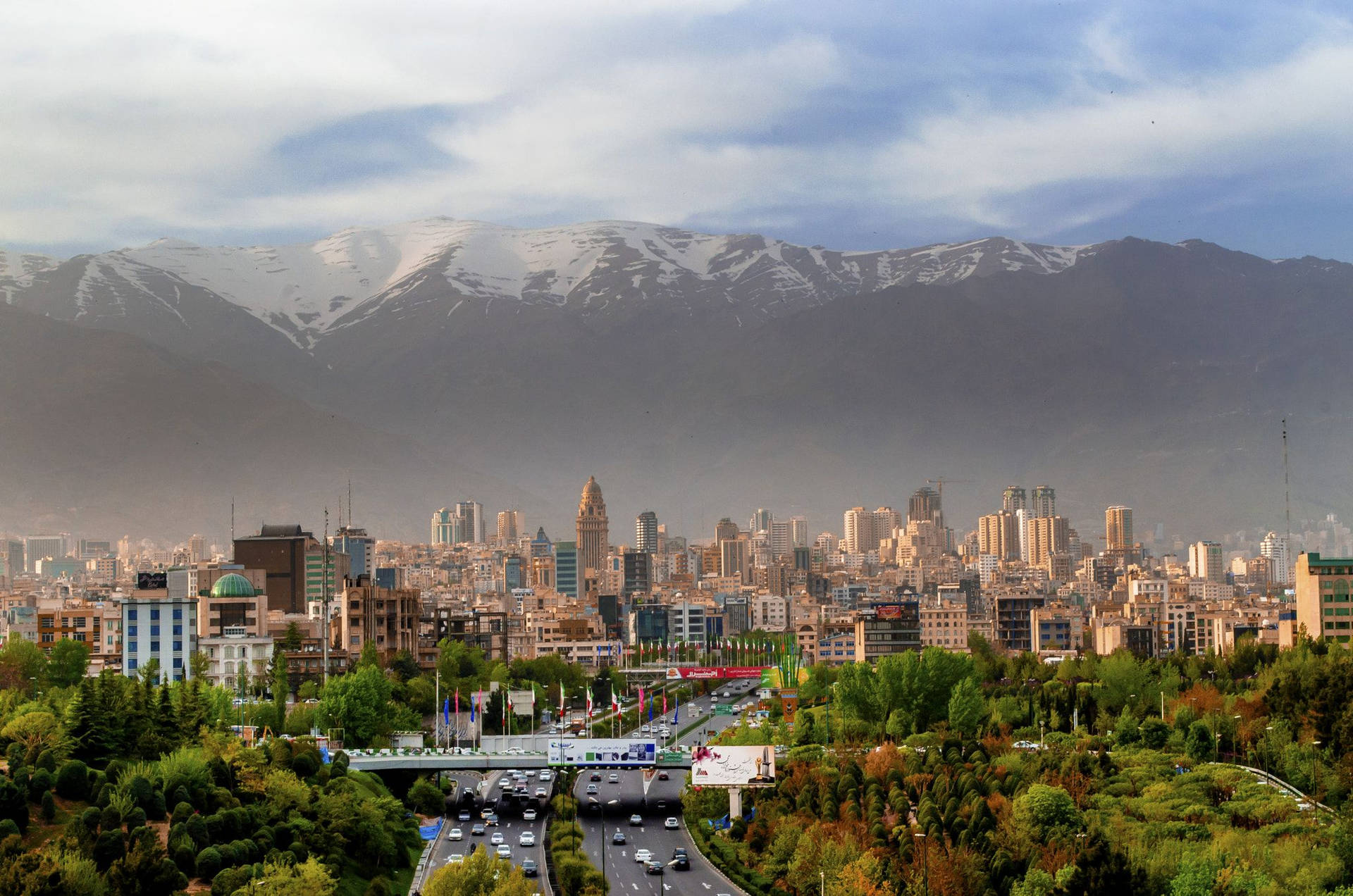 Montañasde La Ciudad De Teherán Fondo de pantalla