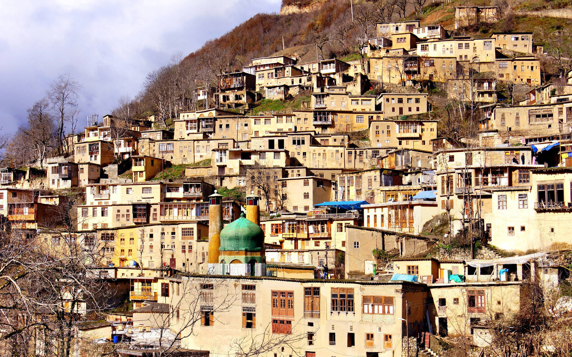 Caption: Breathtaking view of residential houses on the mountain slope in Tehran Wallpaper