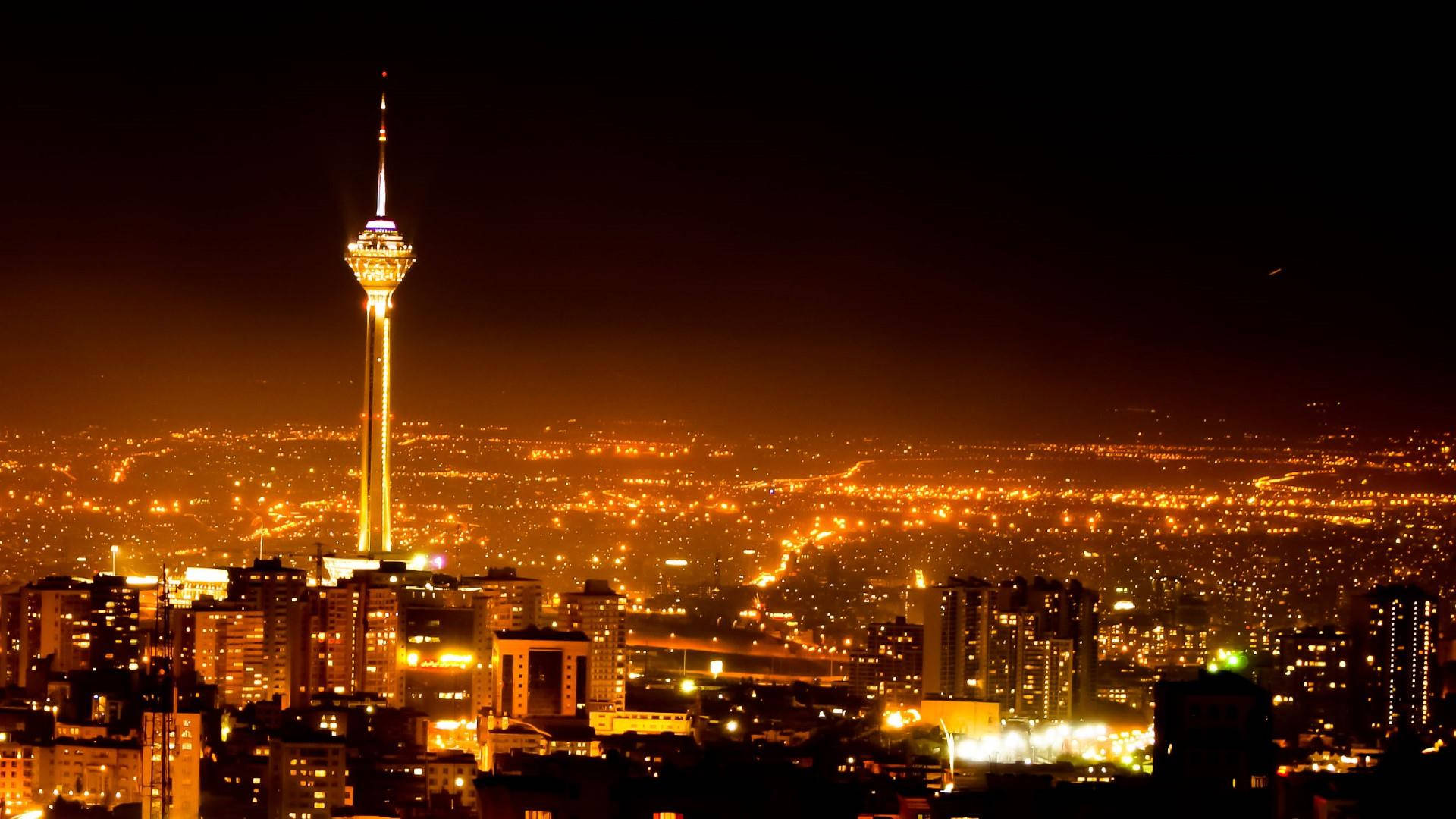 Tehranleuchtet Orange Bei Nacht. Wallpaper