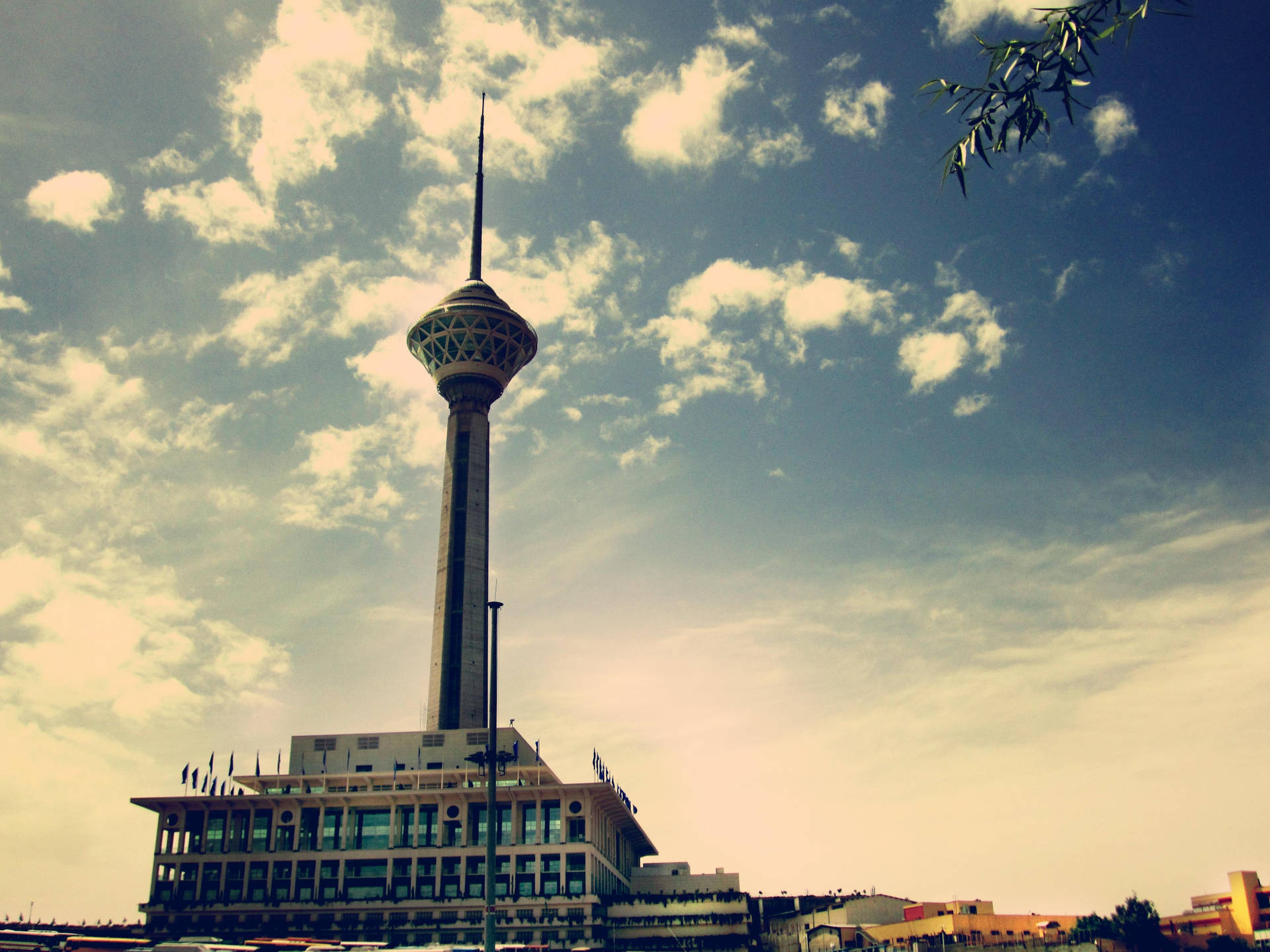 Torre Appuntita Di Teheran Sfondo