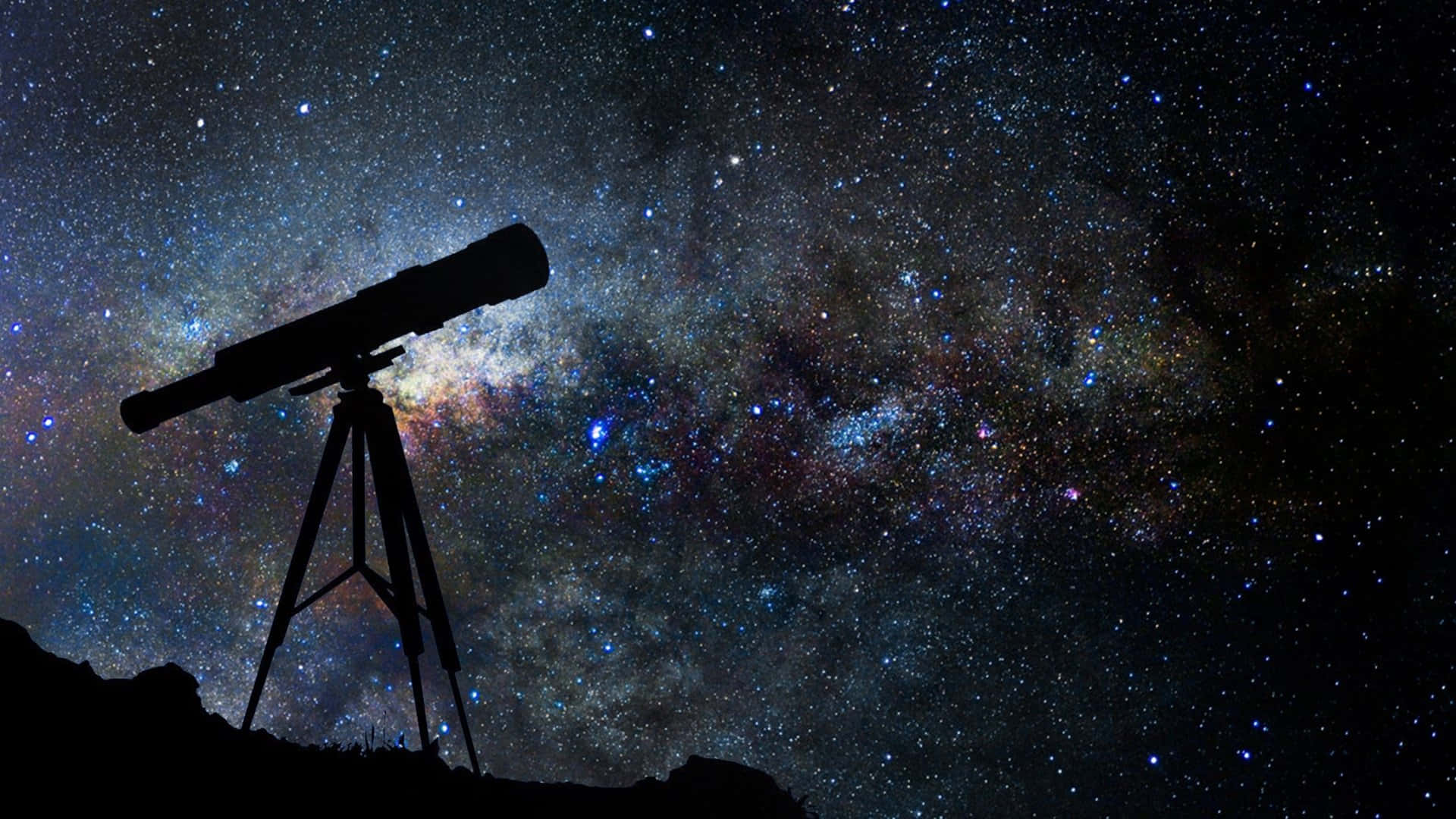 En astronom observerer Kosmos med et teleskop