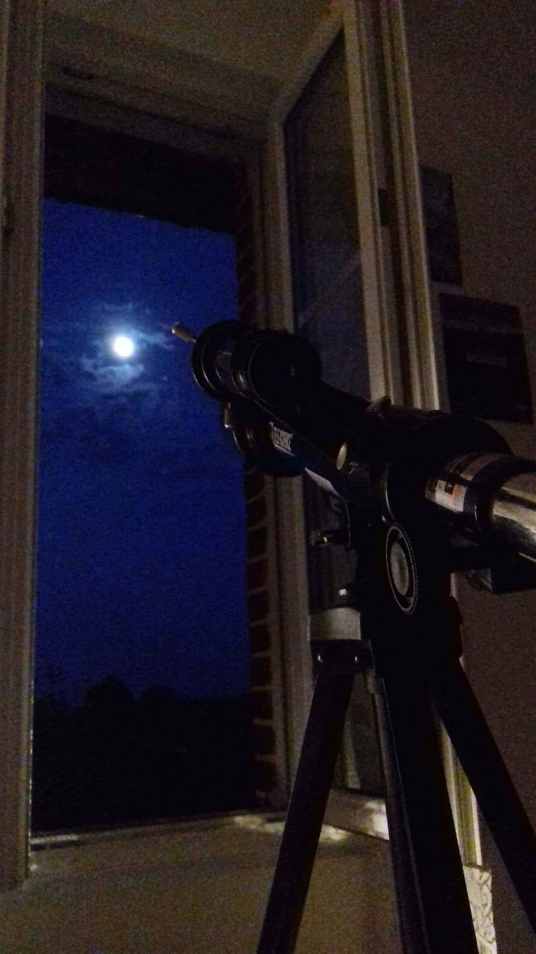 Disfrutandode Las Maravillas Del Cielo Nocturno Con Un Telescopio.