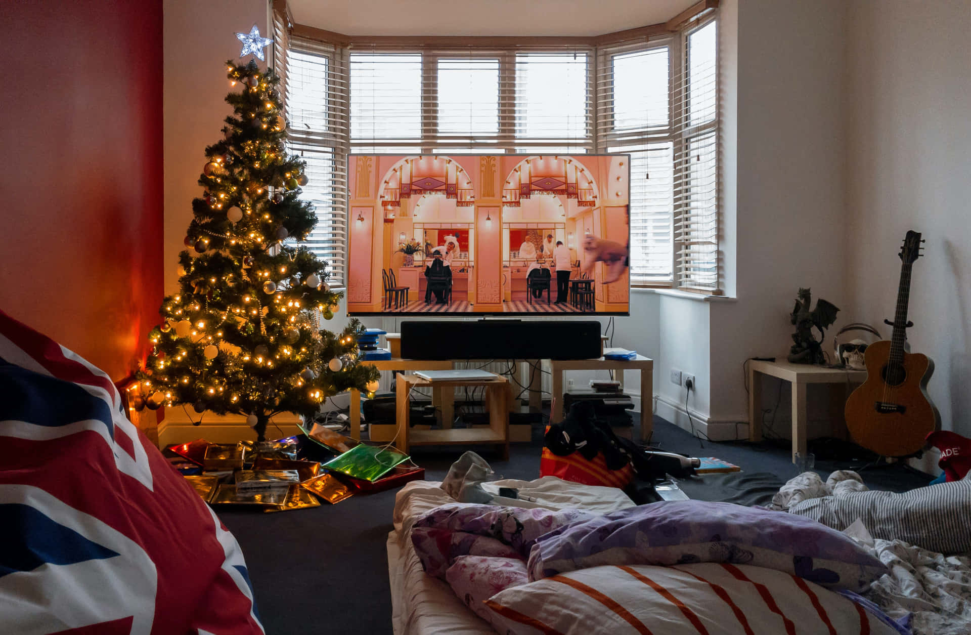 A Room With A Christmas Tree And A Tv Wallpaper