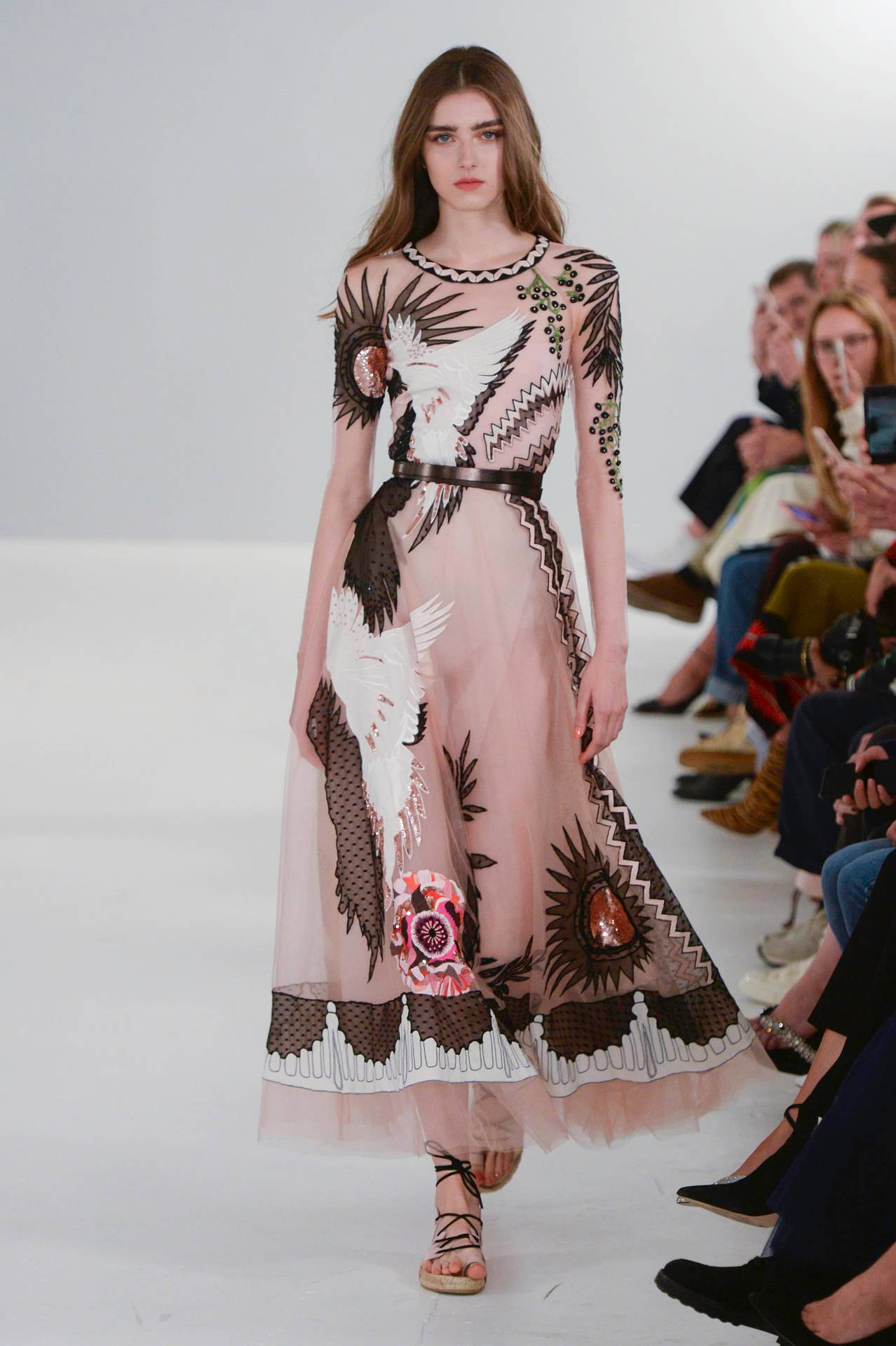 Modellazionedell'abito Rosa Di Temperley London Sfondo