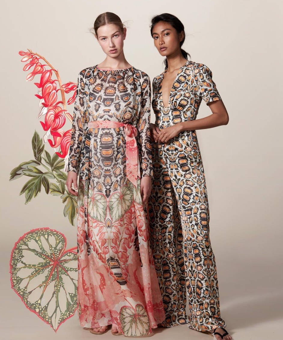 Temperleylondon Zwei Modelle Mit Ähnlicher Kleidung Wallpaper