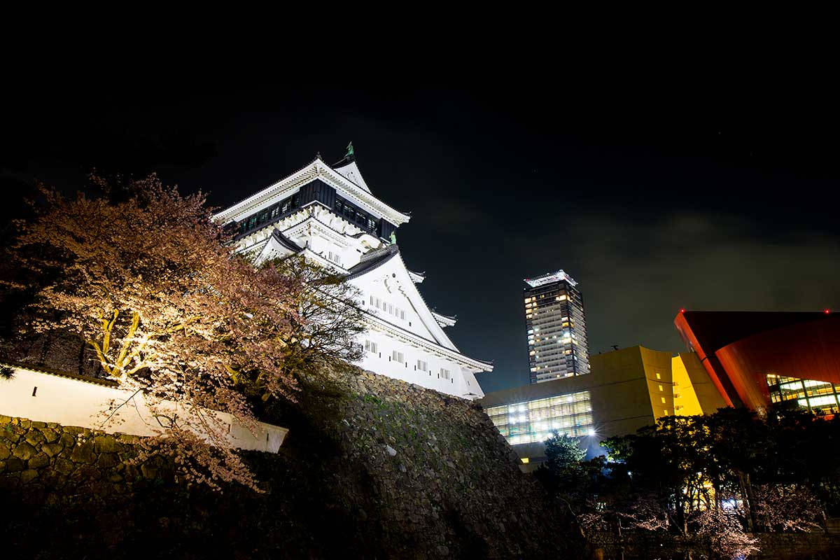 Temploem Fukuoka Durante A Noite. Papel de Parede