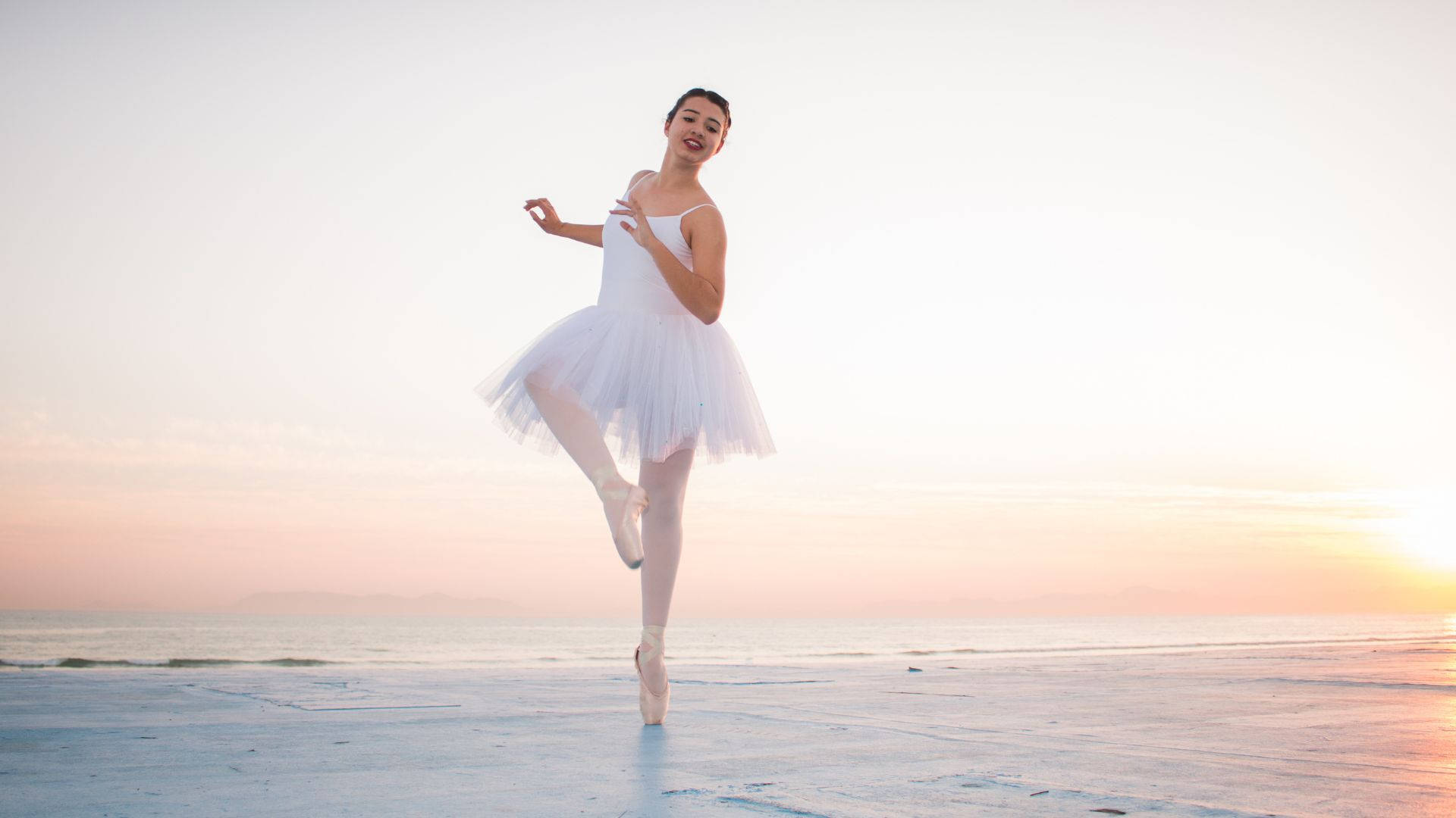 Elegantebailarina De Ballet En Posición De Playa Fondo de pantalla