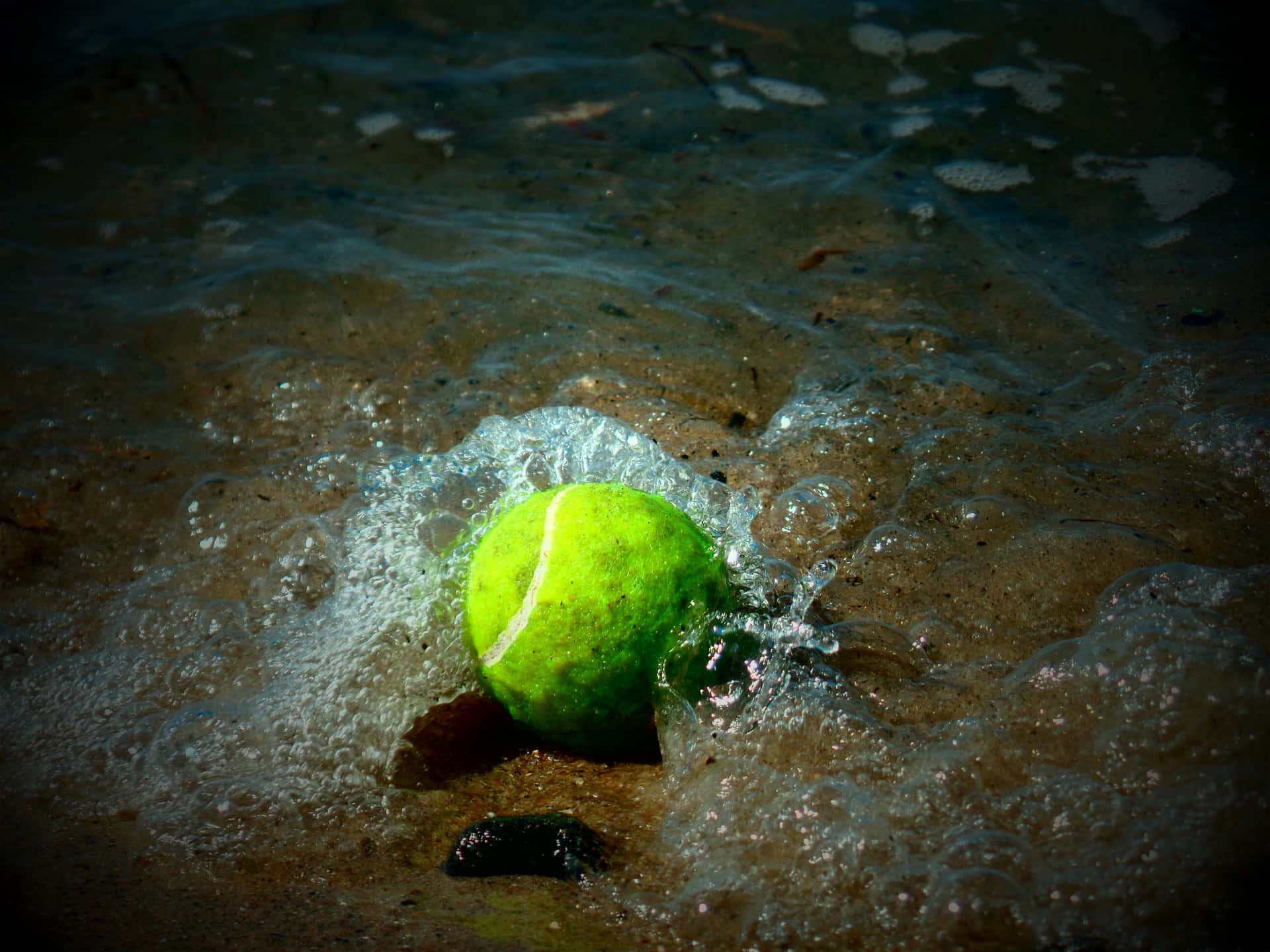 Tennisbold mod lyseblå himmelbaggrund Wallpaper