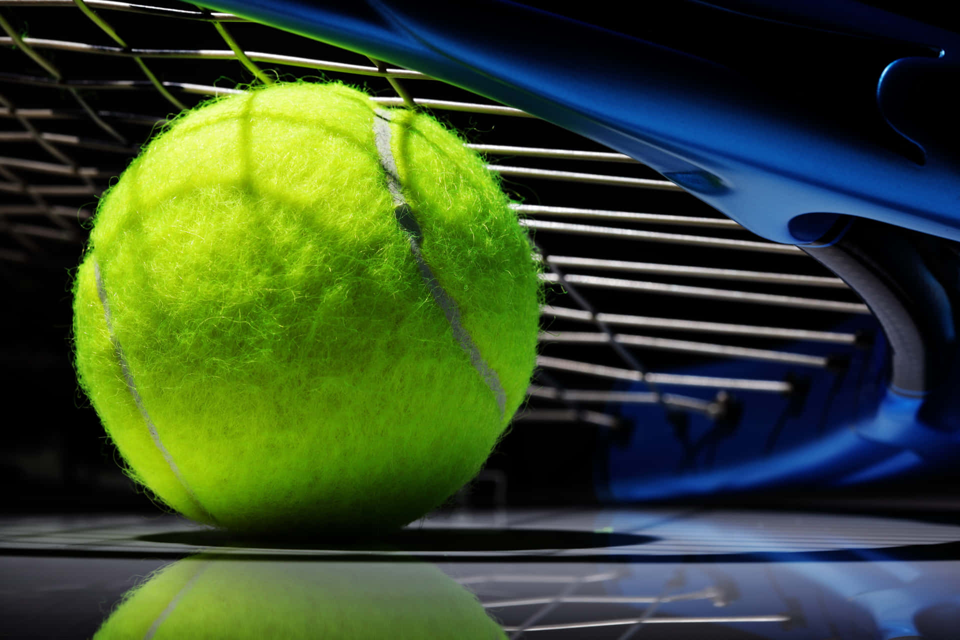 En tennisbold sidder på en ketsjer. Wallpaper