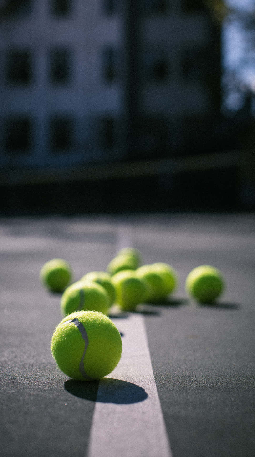 Perfekt slået tennisbold, der flyver gennem luften. Wallpaper
