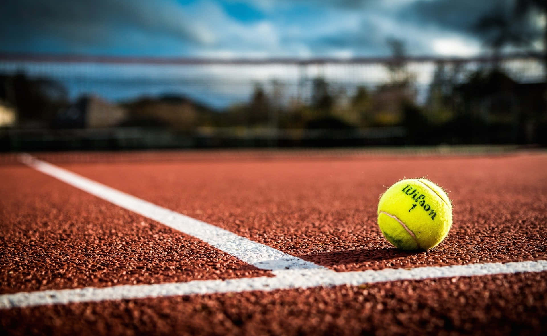 Perfekt skabt tennisbold for at forbedre din sportsoplevelse. Wallpaper