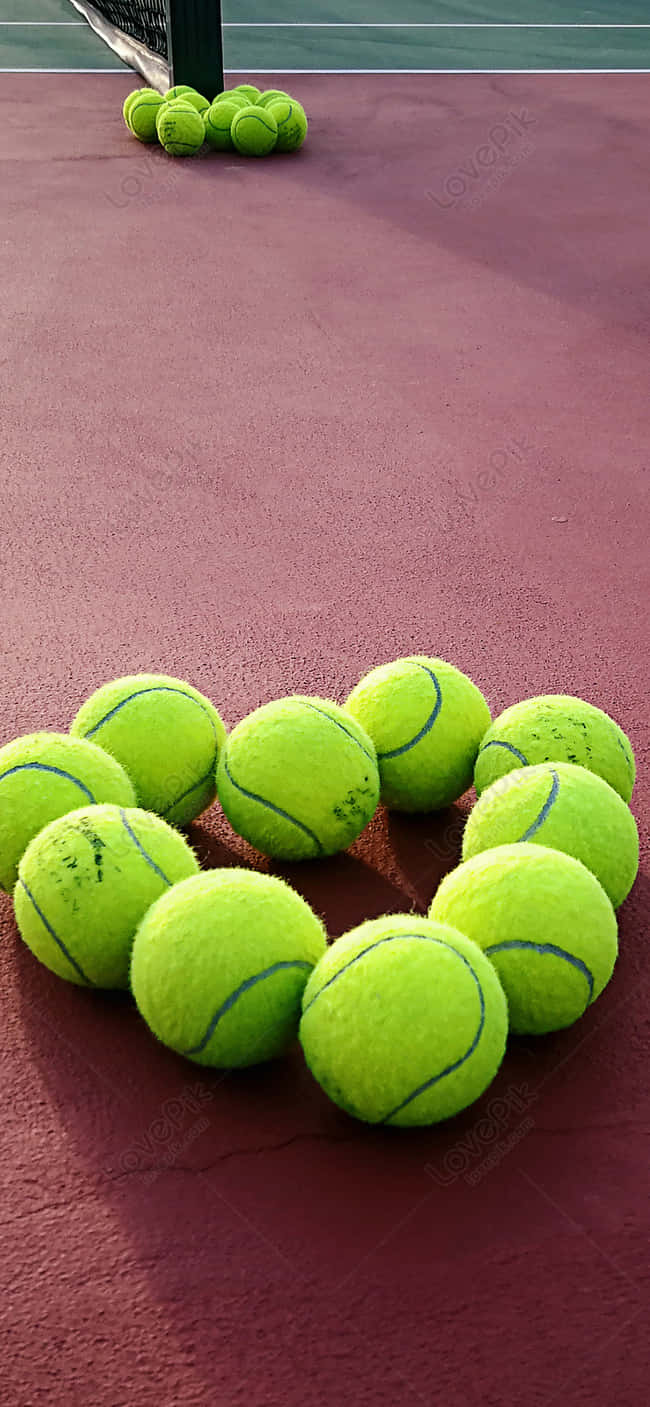 Spielertreffen Den Perfekten Punkt Mit Einem Brandneuen Tennisball. Wallpaper