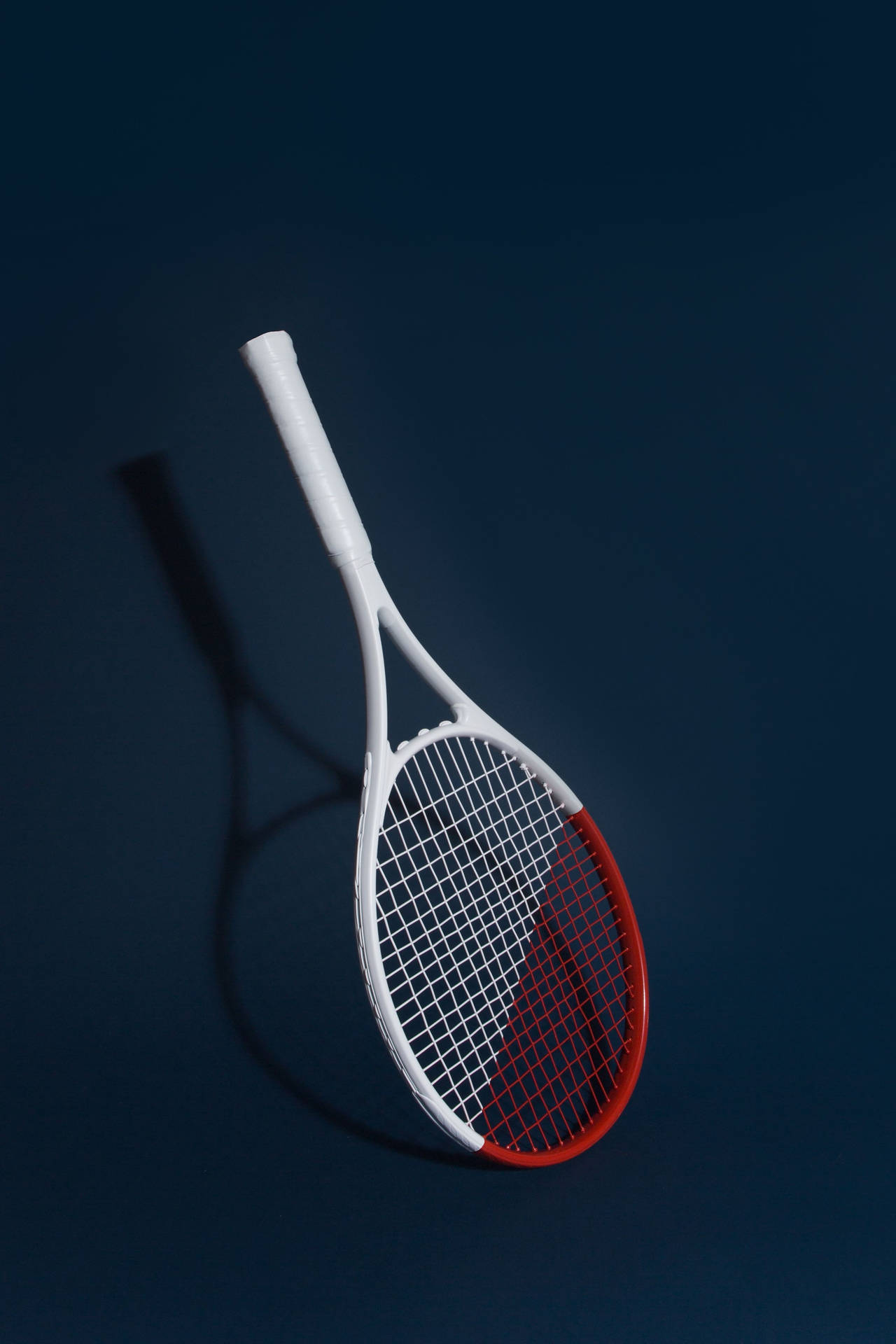 Teléfonocon Imagen De Raqueta De Tenis Blanca Y Roja. Fondo de pantalla
