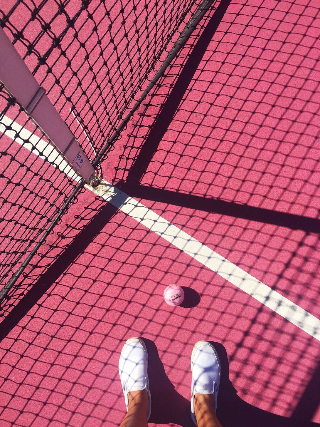 Skyggen fra tennisnettet på den pink bane telefon tapet. Wallpaper