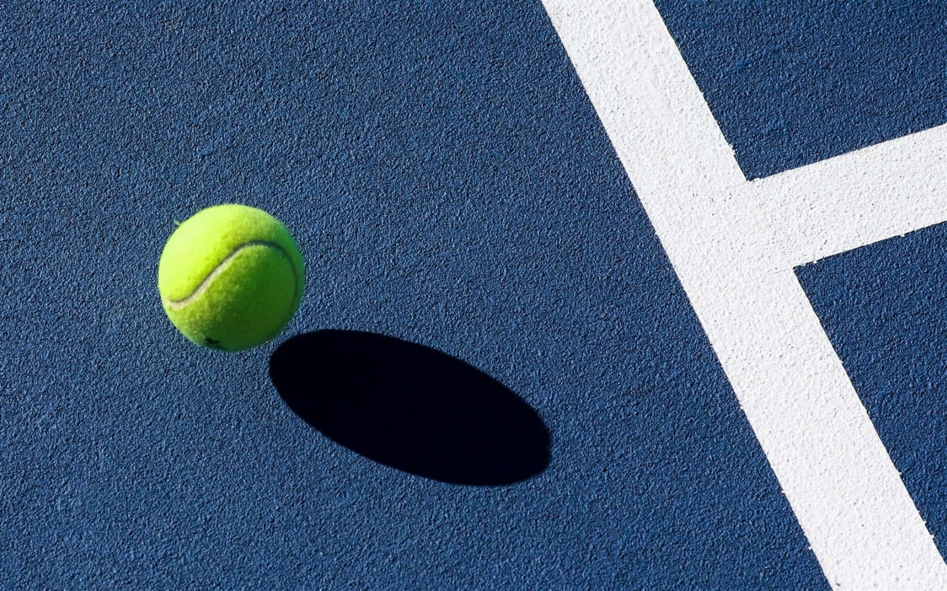 Eintennisball Auf Einem Blauen Tennisplatz.
