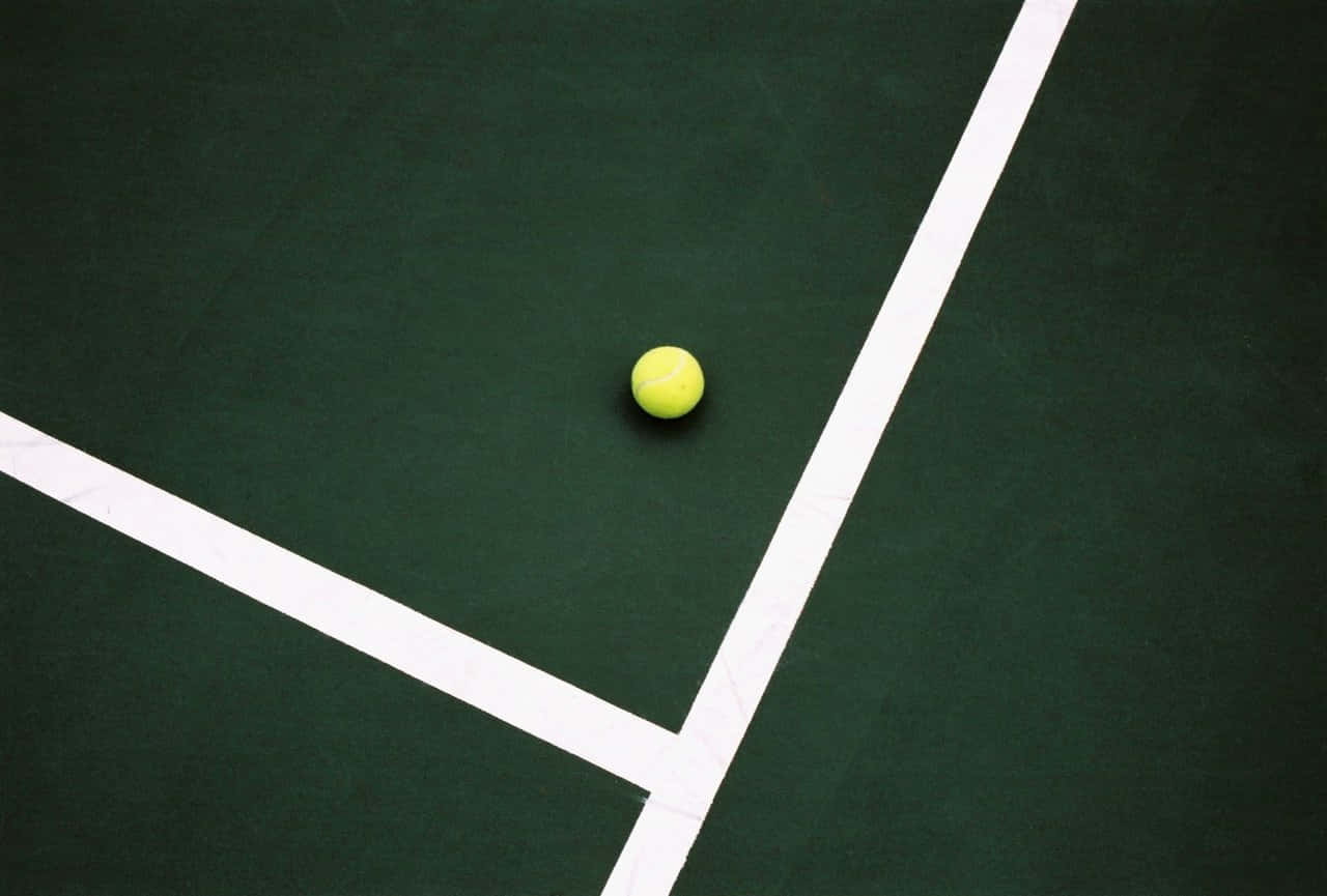 Entennisboll På En Grön Tennisplan