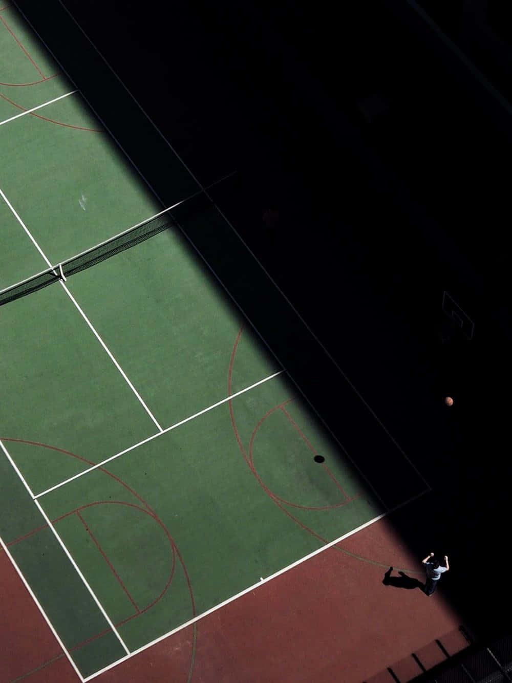 Eintennisplatz Mit Einer Person, Die Tennis Spielt.
