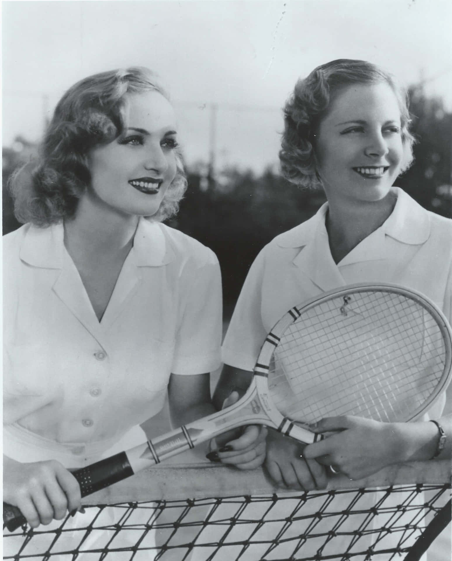 Tennisspilleren Alice Marble og amerikanske skuespillerinde Carole Lombard pryder dette elegante tapet. Wallpaper