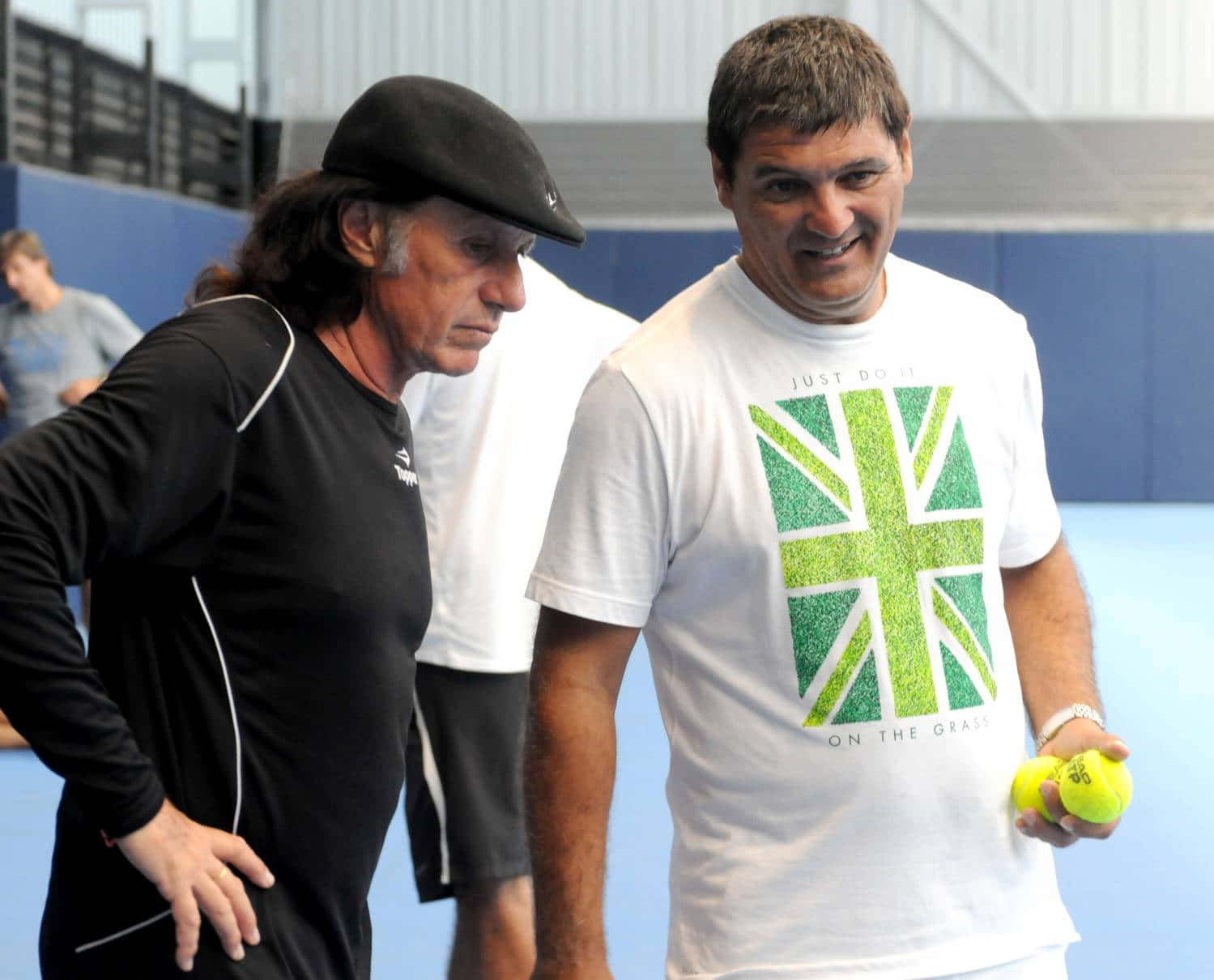 Portræt af tennis spillere Guillermo Vilas og Rafael Nadal på en blå abstrakt kunst baggrund Wallpaper