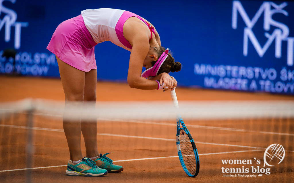 Tennis Player Irina-camelia Begu Bowing Body Wallpaper