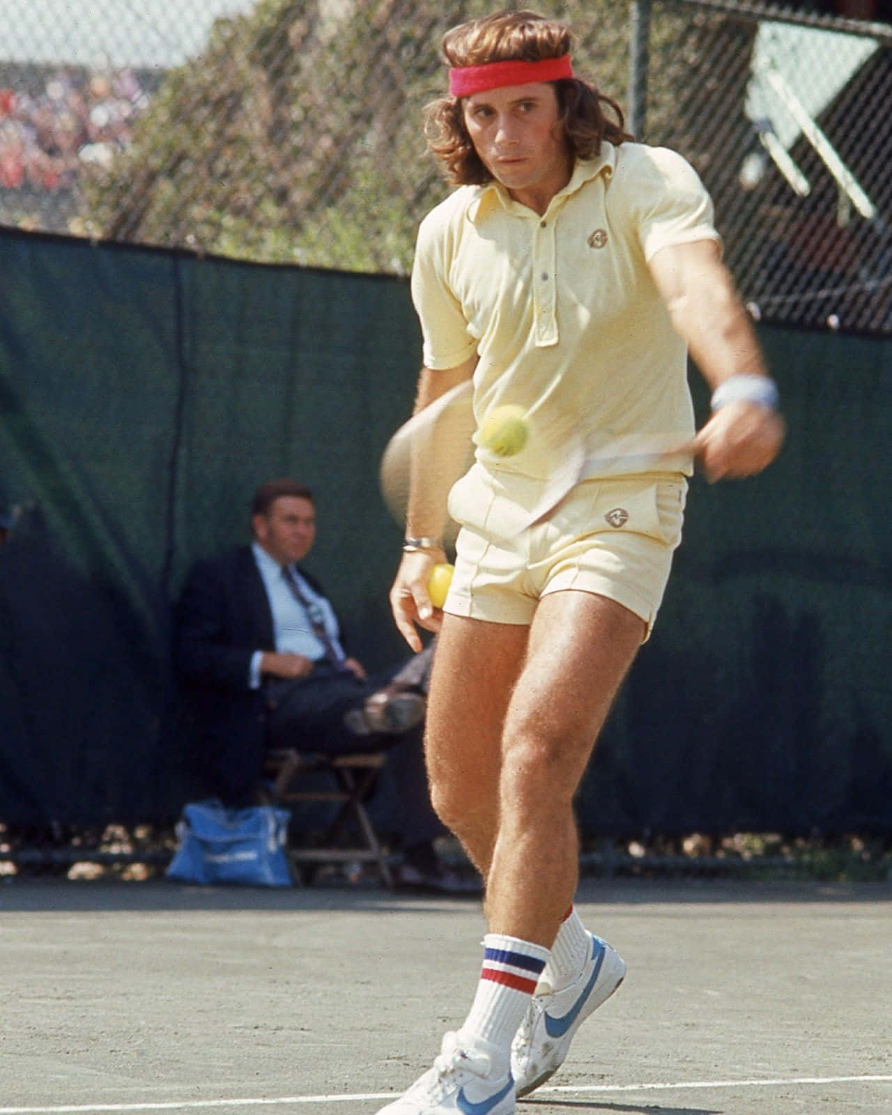 Ædel dit skrivebord op med dette unikke tapet af den legendariske tennisstjerne, Guillermo Vilas, fra 1976 Wimbledon Open. Wallpaper