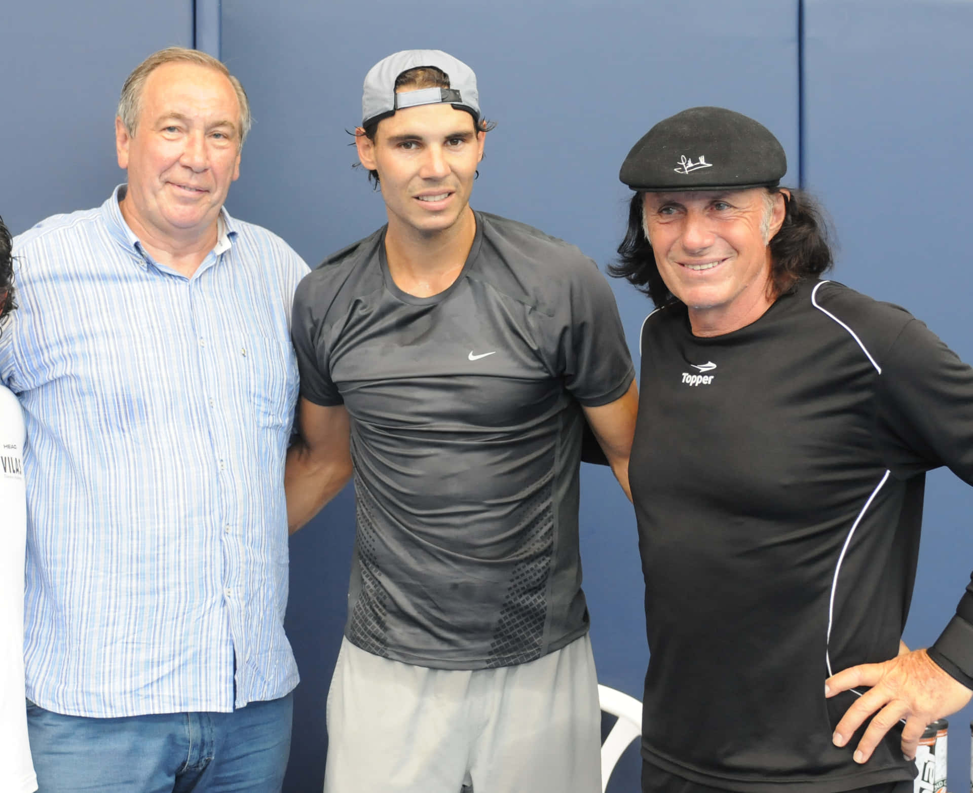 Tennisstjernen Guillermo Vilas og Rafael Nadal med fan kunst stilfuld baggrund Wallpaper