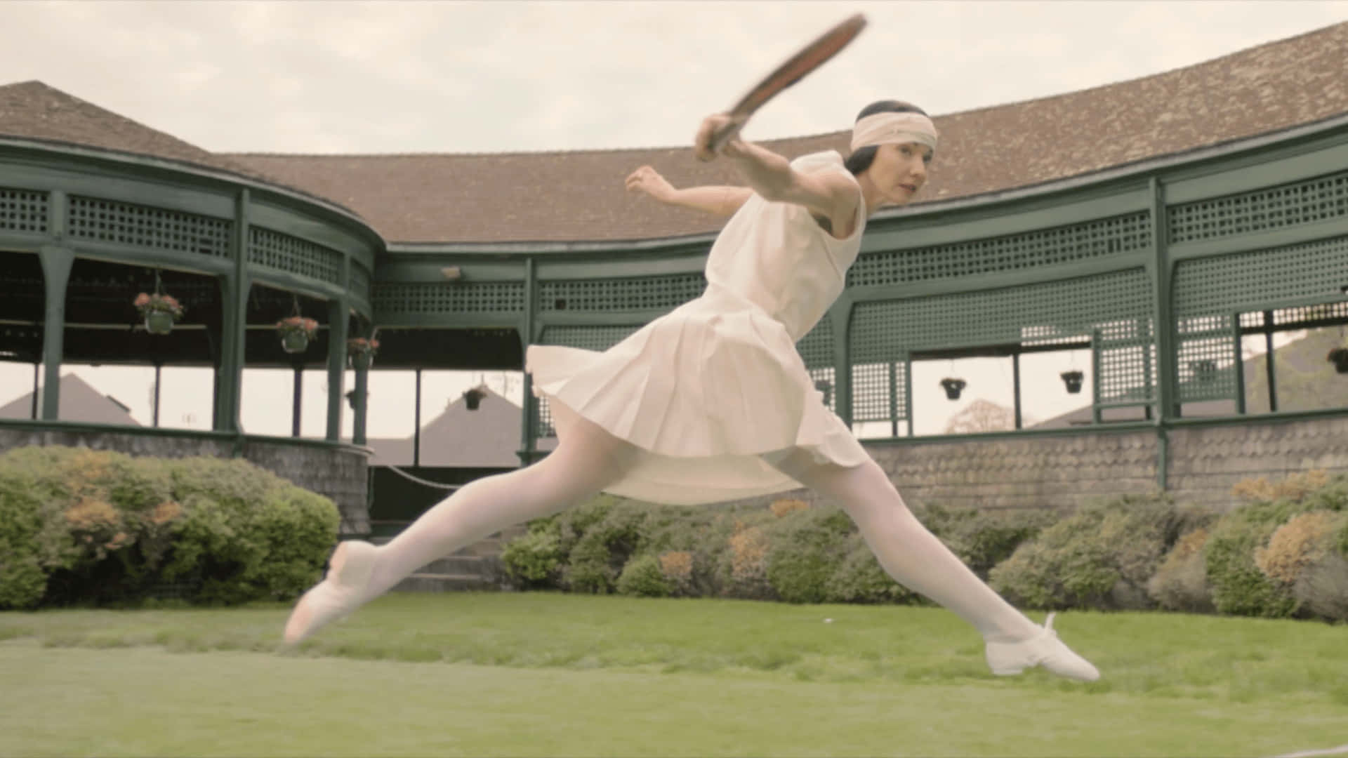 Estrellade Tenis Suzanne Lenglen En El Aire Fondo de pantalla