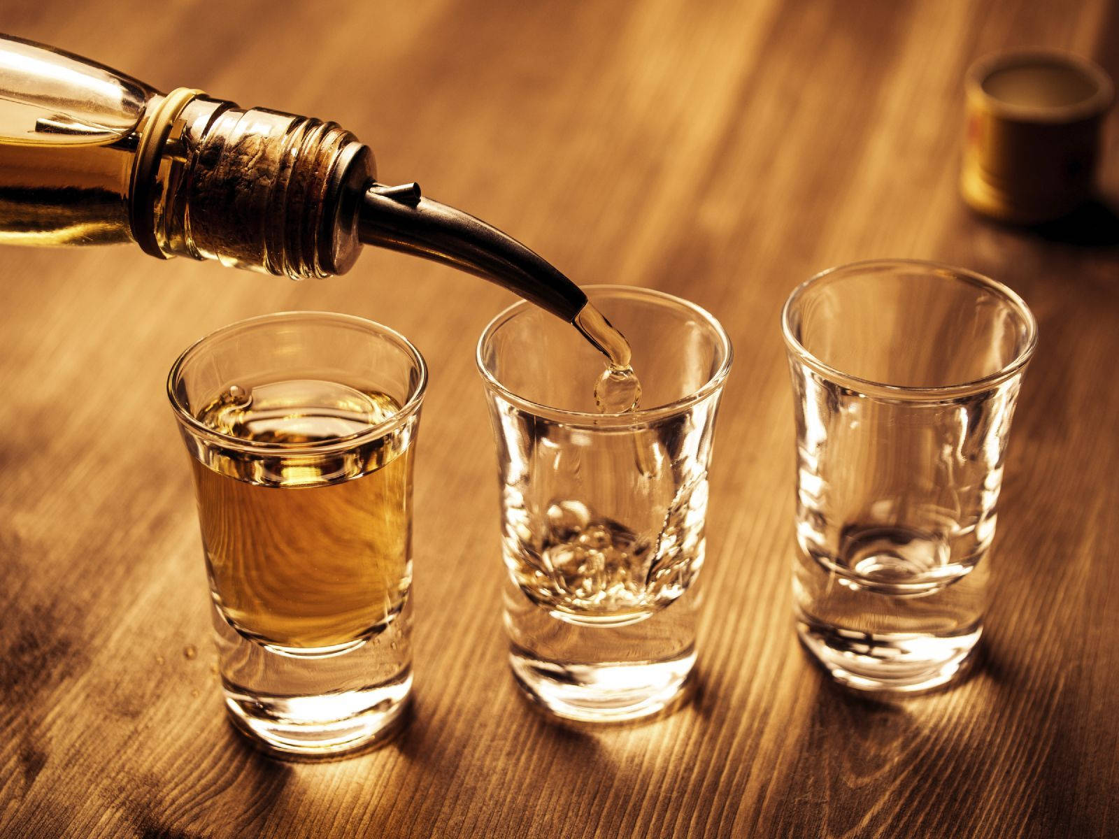 Tequilache Viene Versato In Un Bicchierino Per I Shot Sfondo