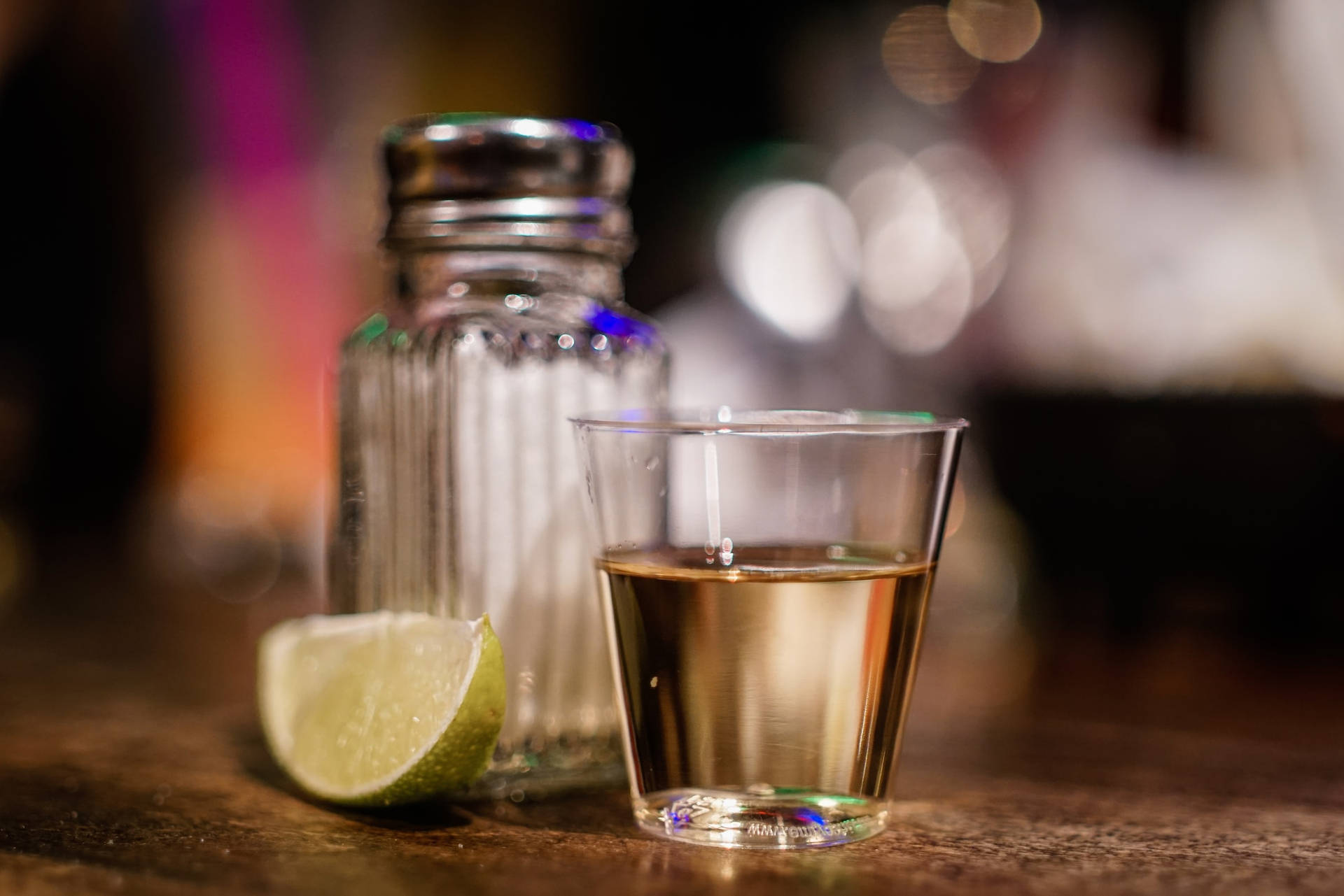 Chupitode Tequila Con Rodaja De Limón Y Salero Fondo de pantalla