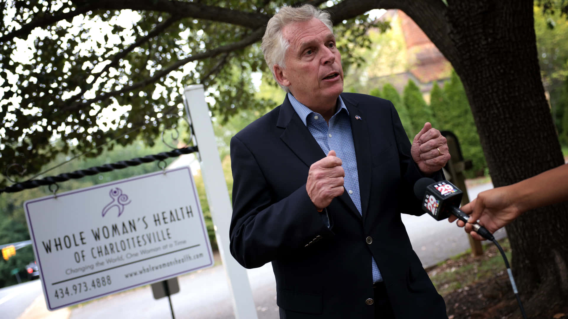 Terry McAuliffe during a visit at the Whole Woman's Health Clinic Wallpaper