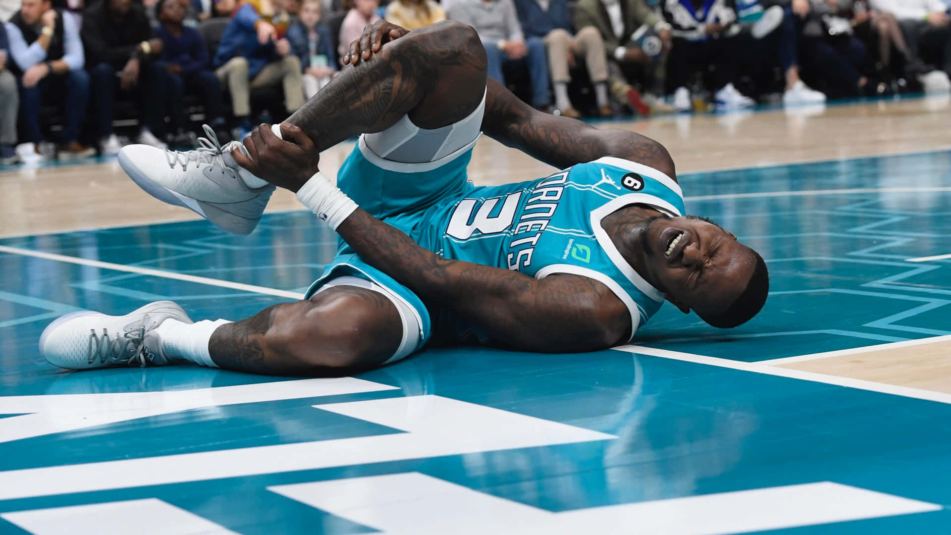 Terry Rozier Hurt And Injured Charlotte Hornets Wallpaper