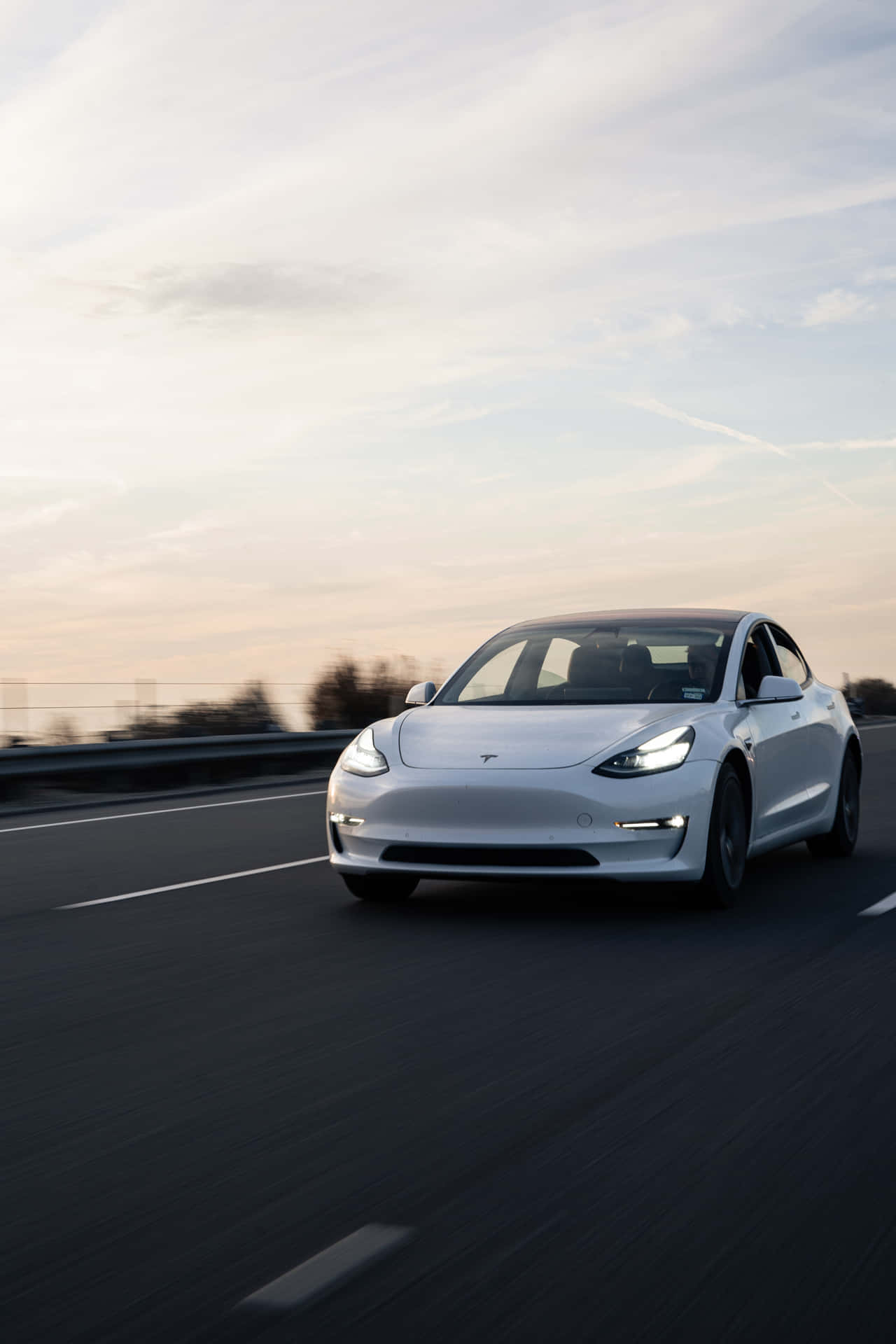 Teslamodel 3 Kører For Fuld Fart Fremad.