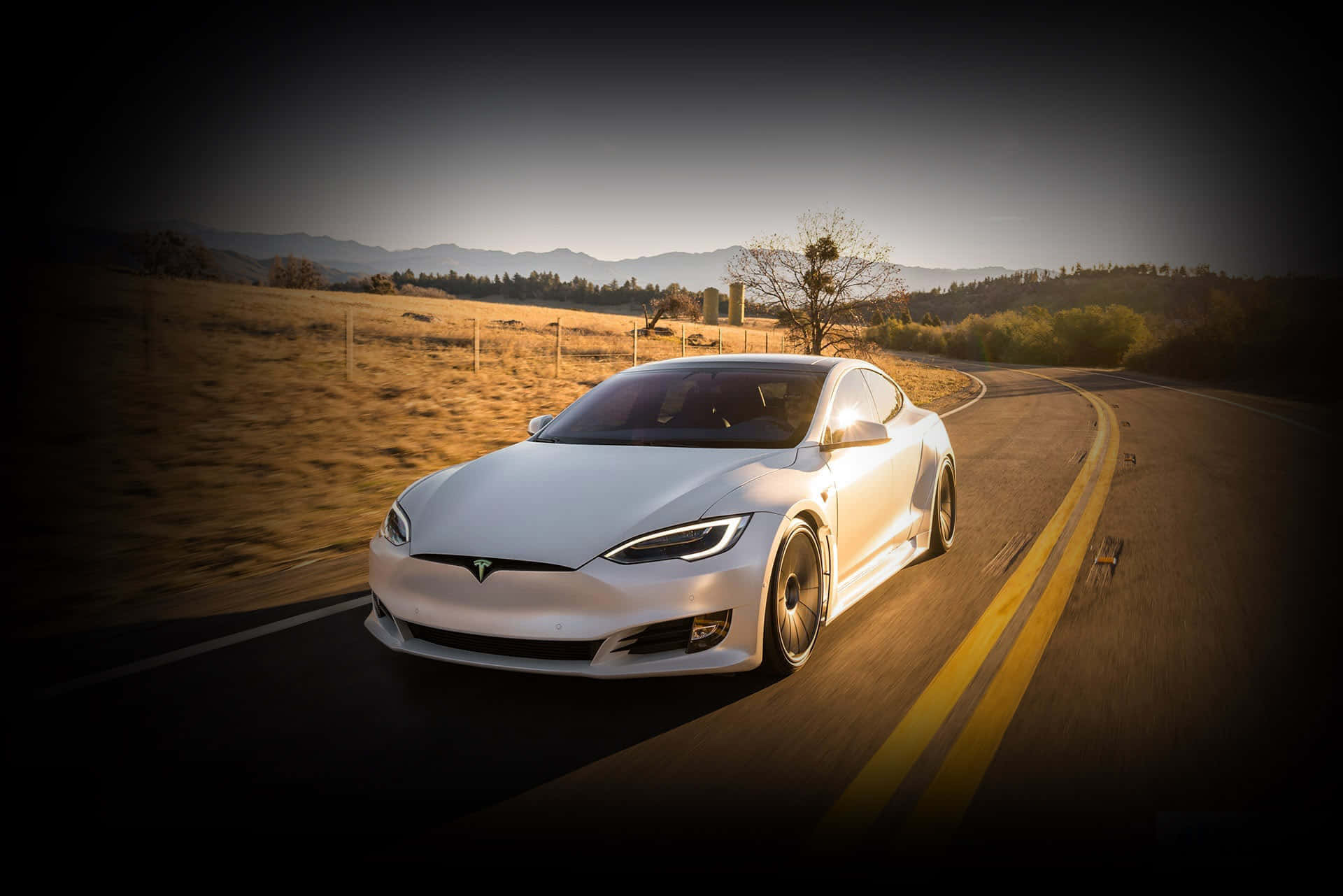 Teslaselektriske Biler Sætter Den Nye Standard For Miljøvenlig Transport.
