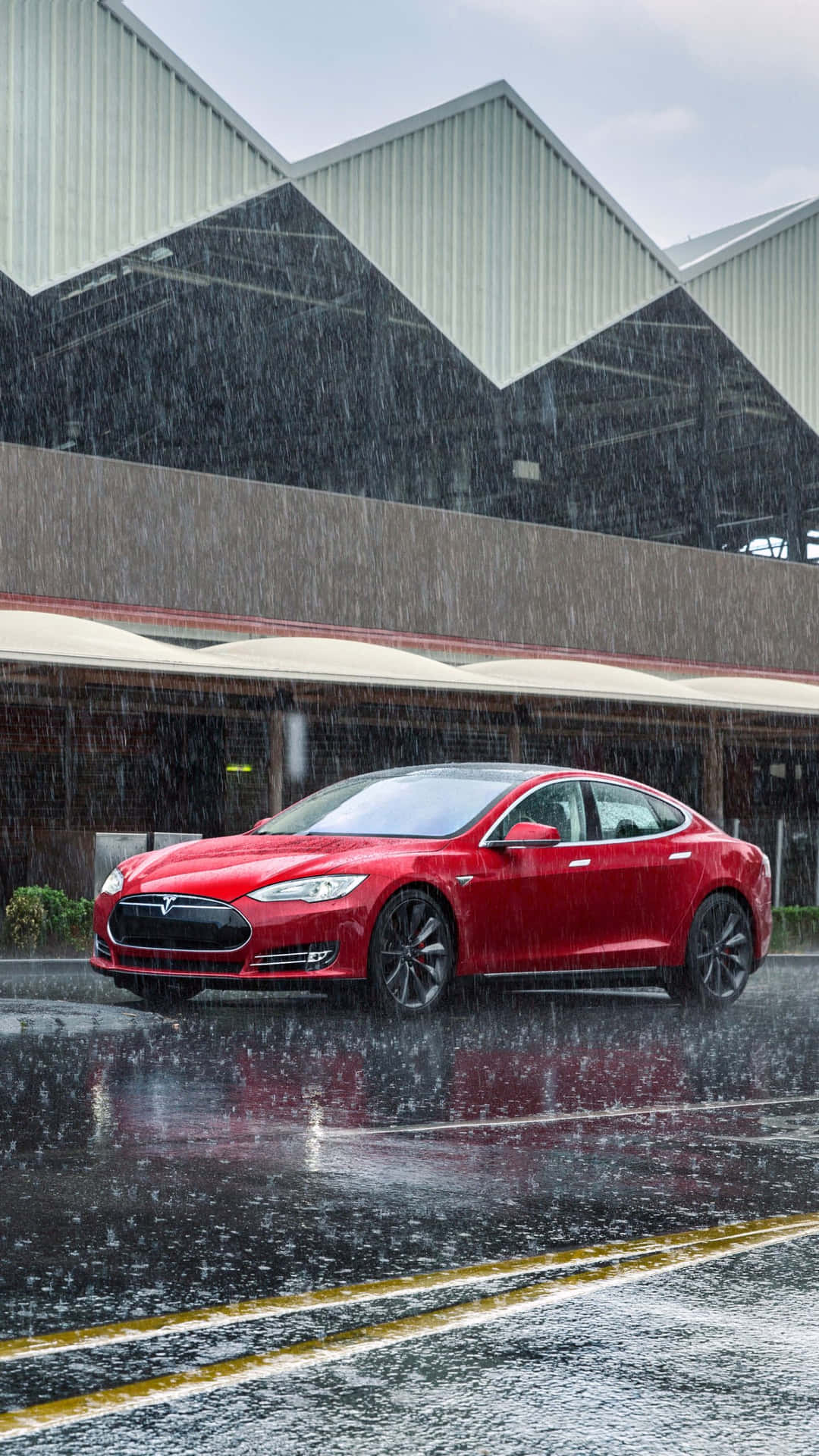 Tesla Model S i regnen Wallpaper